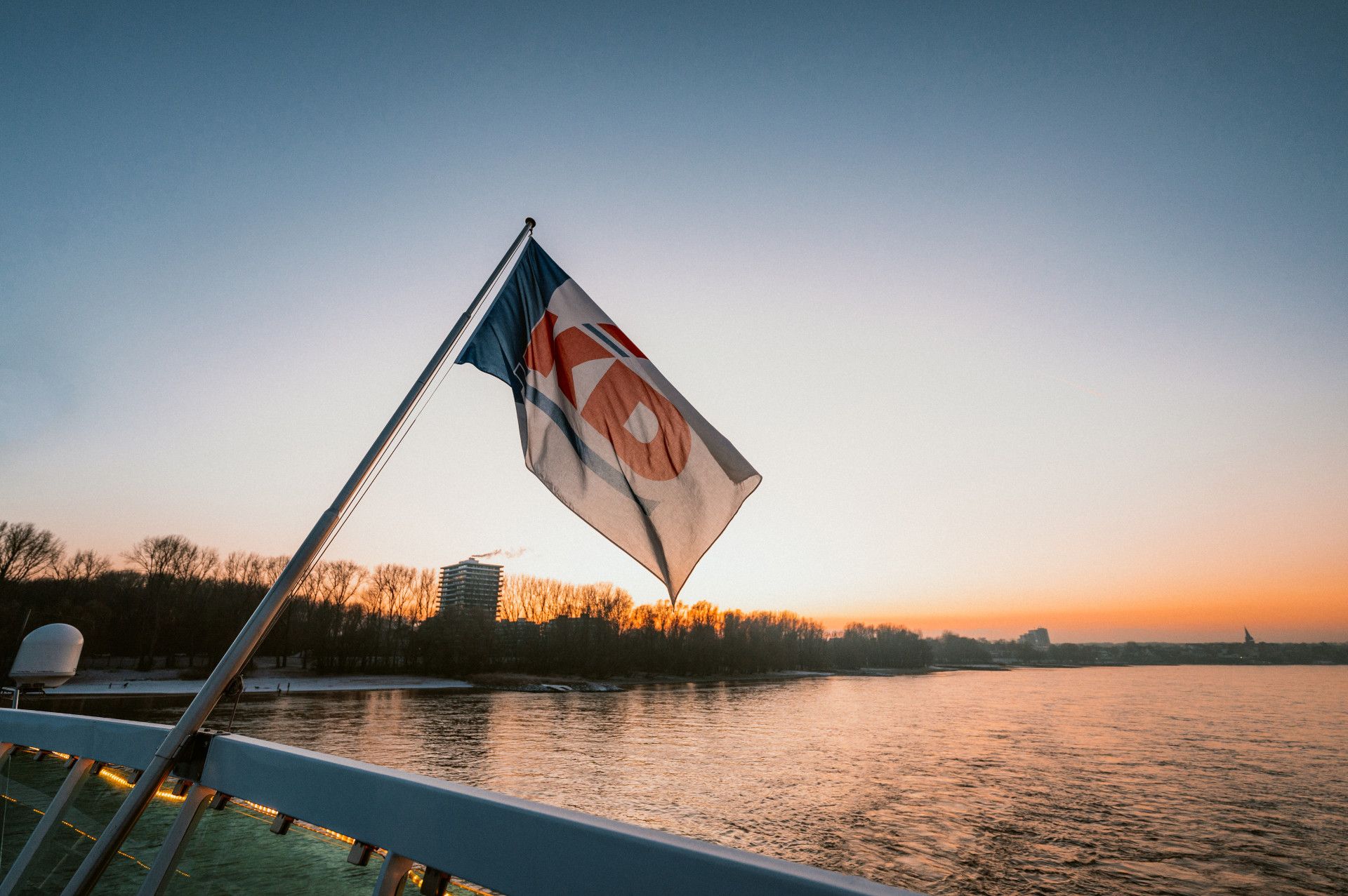 Johannes Höhn, Tourismus NRW e.V., KD Flagge weht bei Schifffahrt auf dem Rhein in Köln