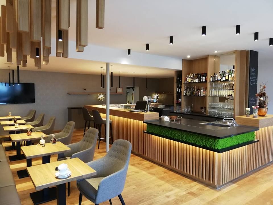 Interior view of the Landhaus Beckmann restaurant in Kalkar with wooden furniture and a bar.