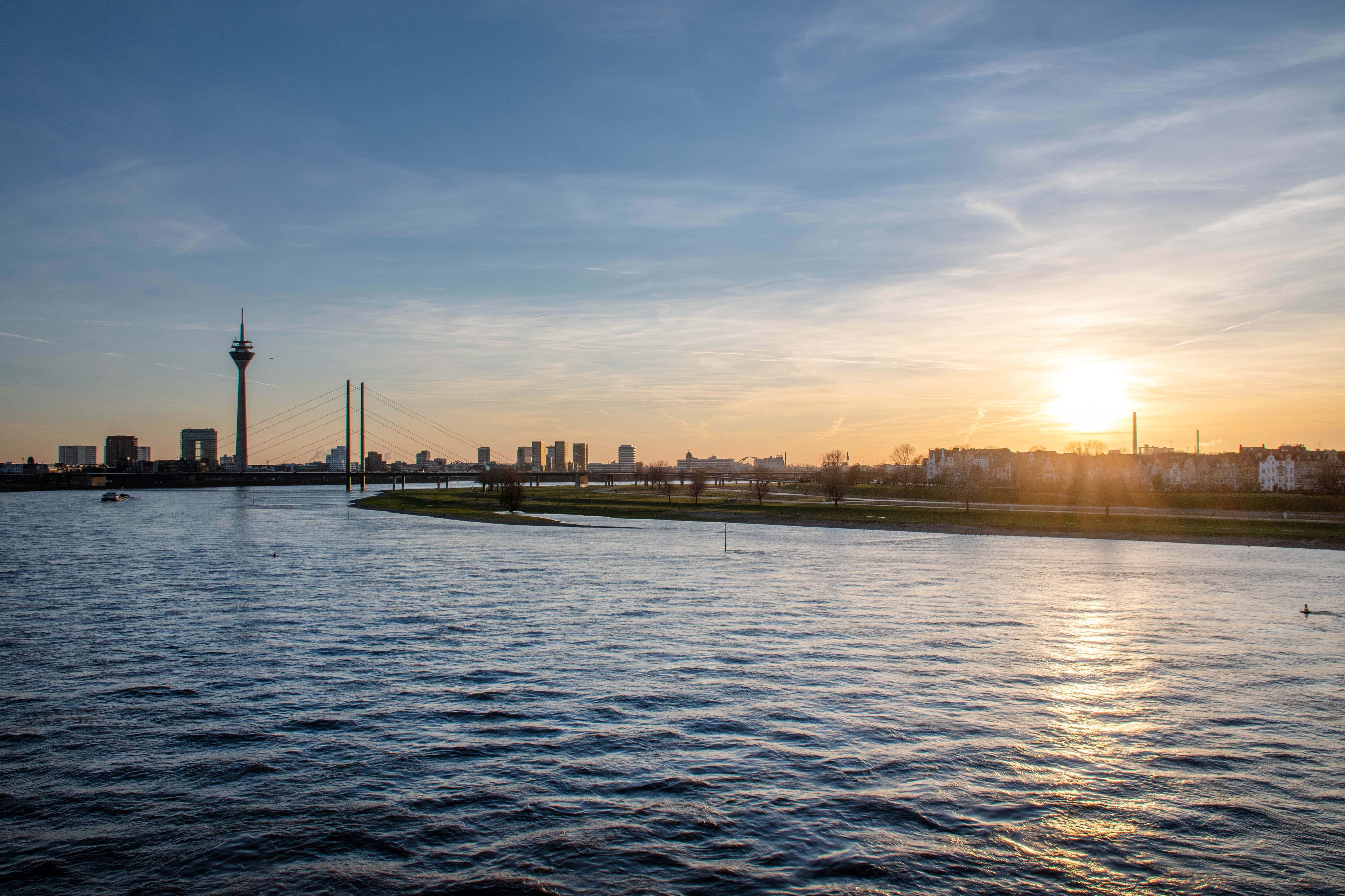 Rhein im Düsseldorf am Abend mit Sonnenuntergang