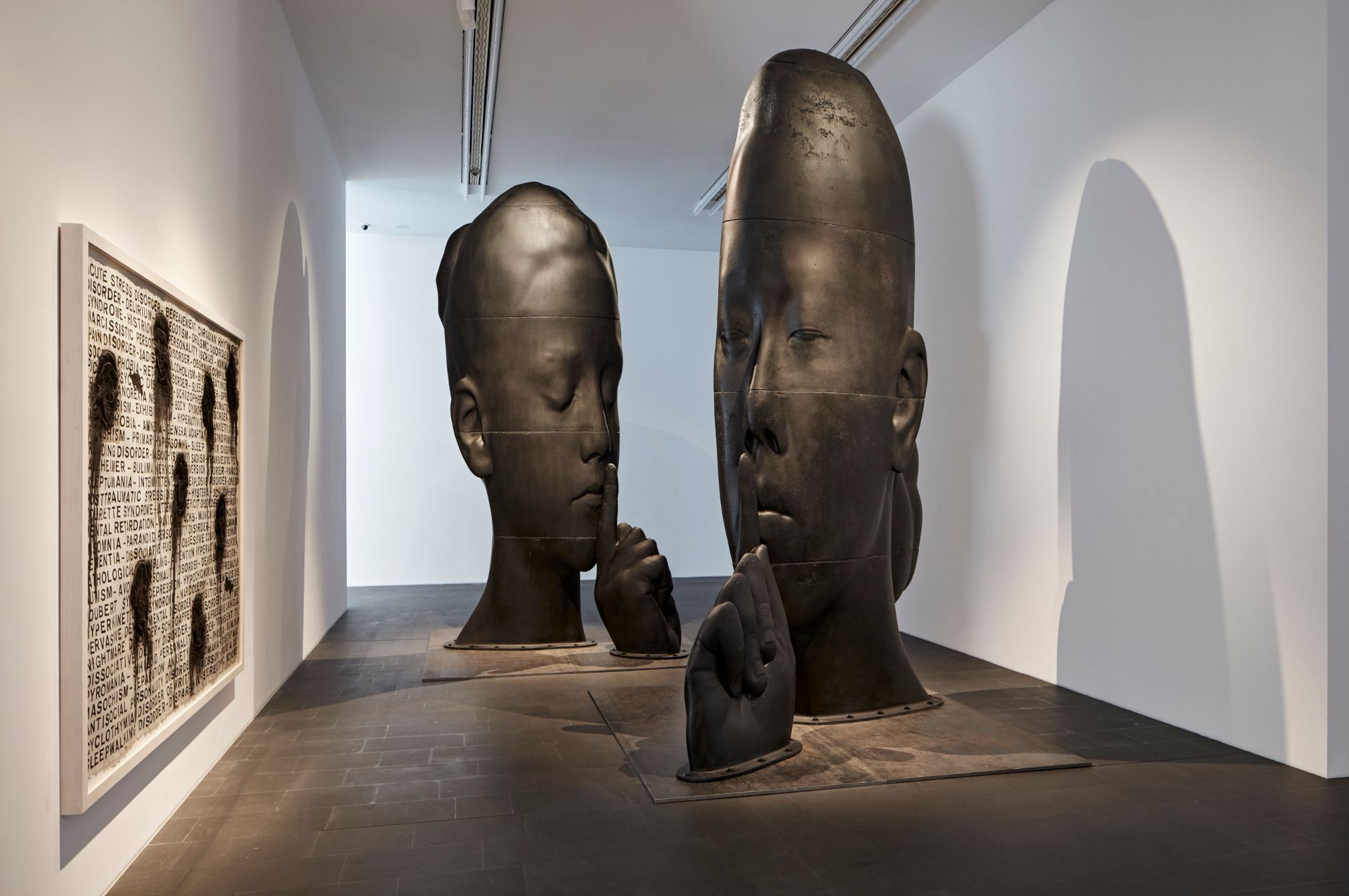 The cast-iron sculptures "Silent Mar" and "Silent Carlota" depict the gesture of silence characteristic of Jaume Plensa