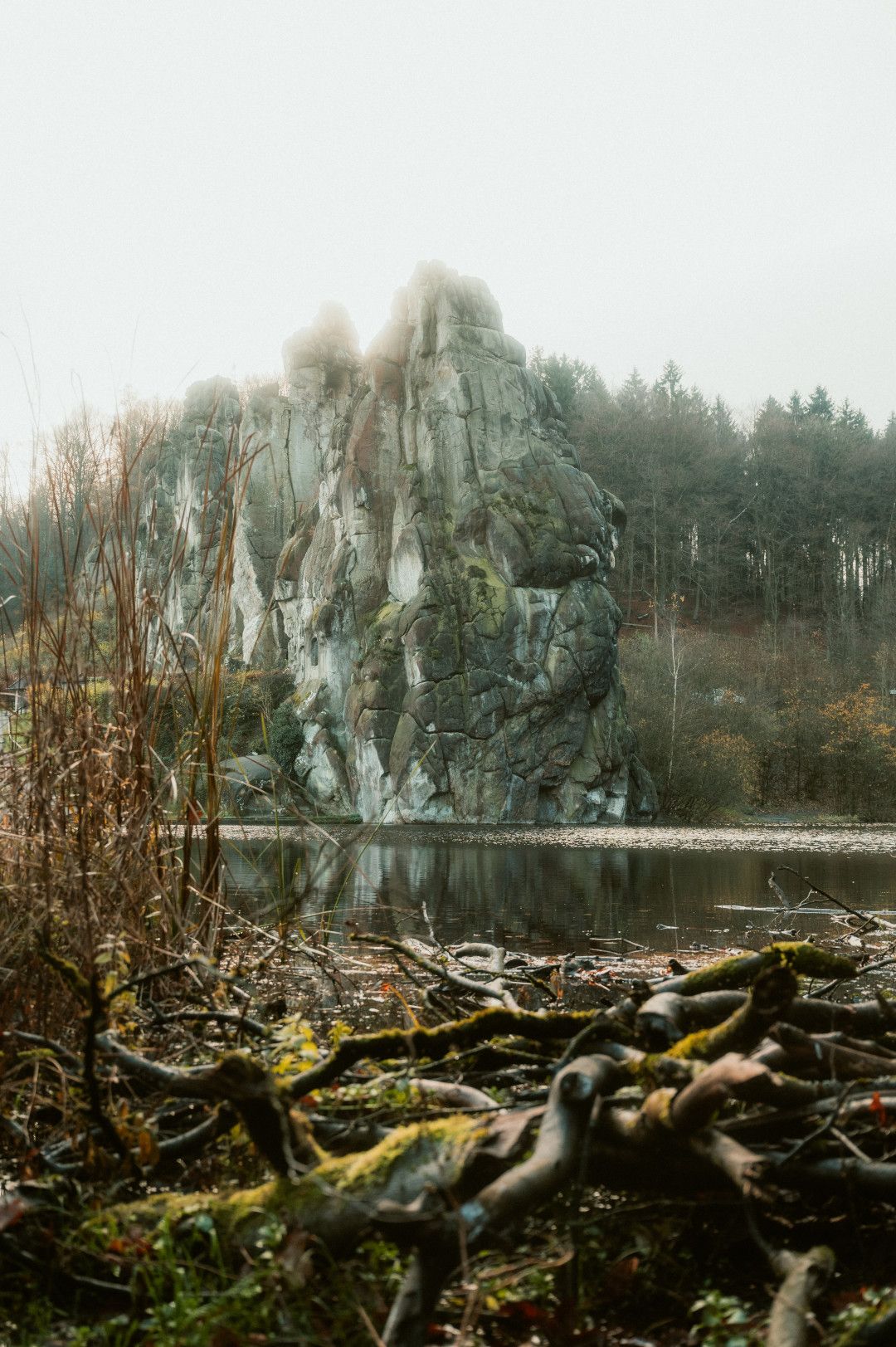 Sandsteinfelsen mit See davor