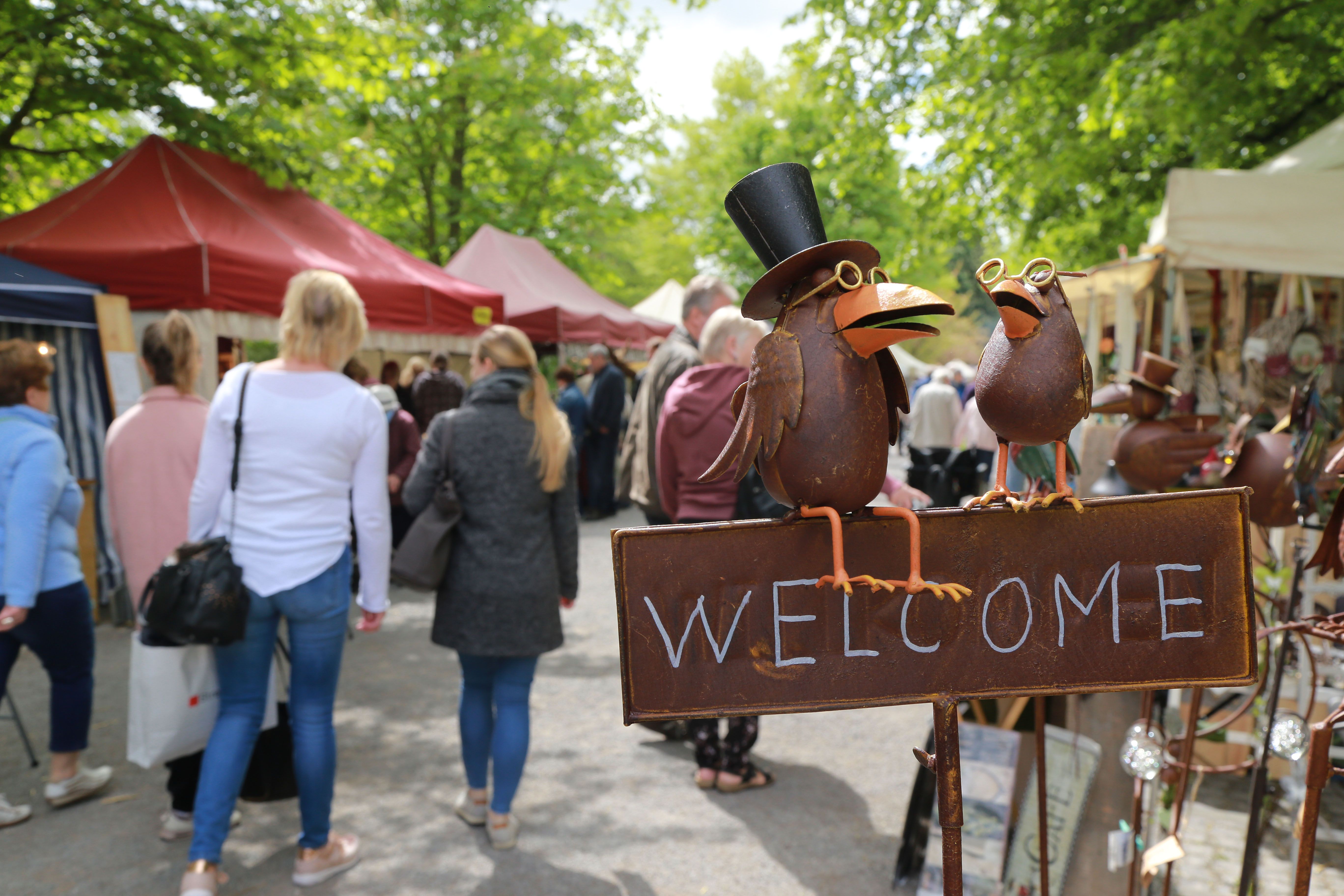 Metal birds with top hats and glasses welcome you to the craftsmen's and farmers' market in Bad Sassendorf.