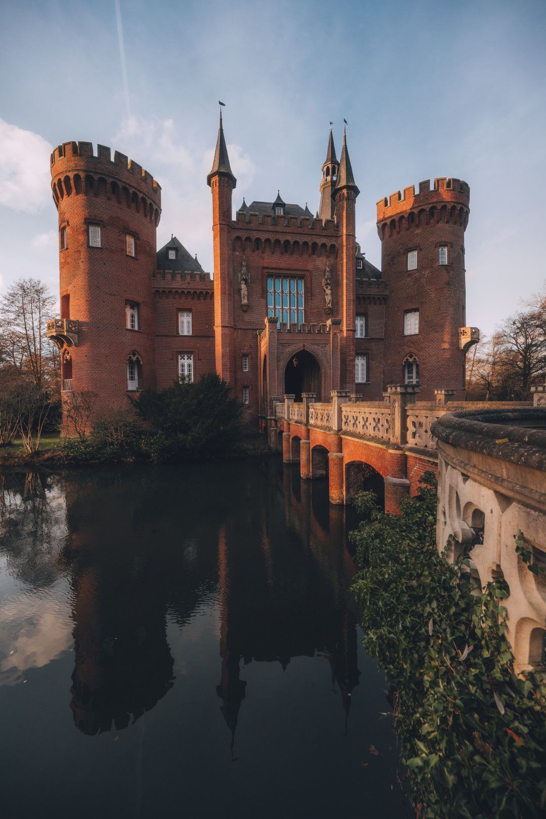 Schloss Moyland spiegelt sich im Wassergraben
