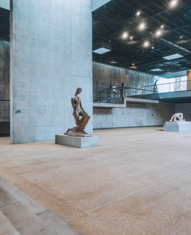 Skulptur eines knieenden Menschen im Lehmbruck Museum