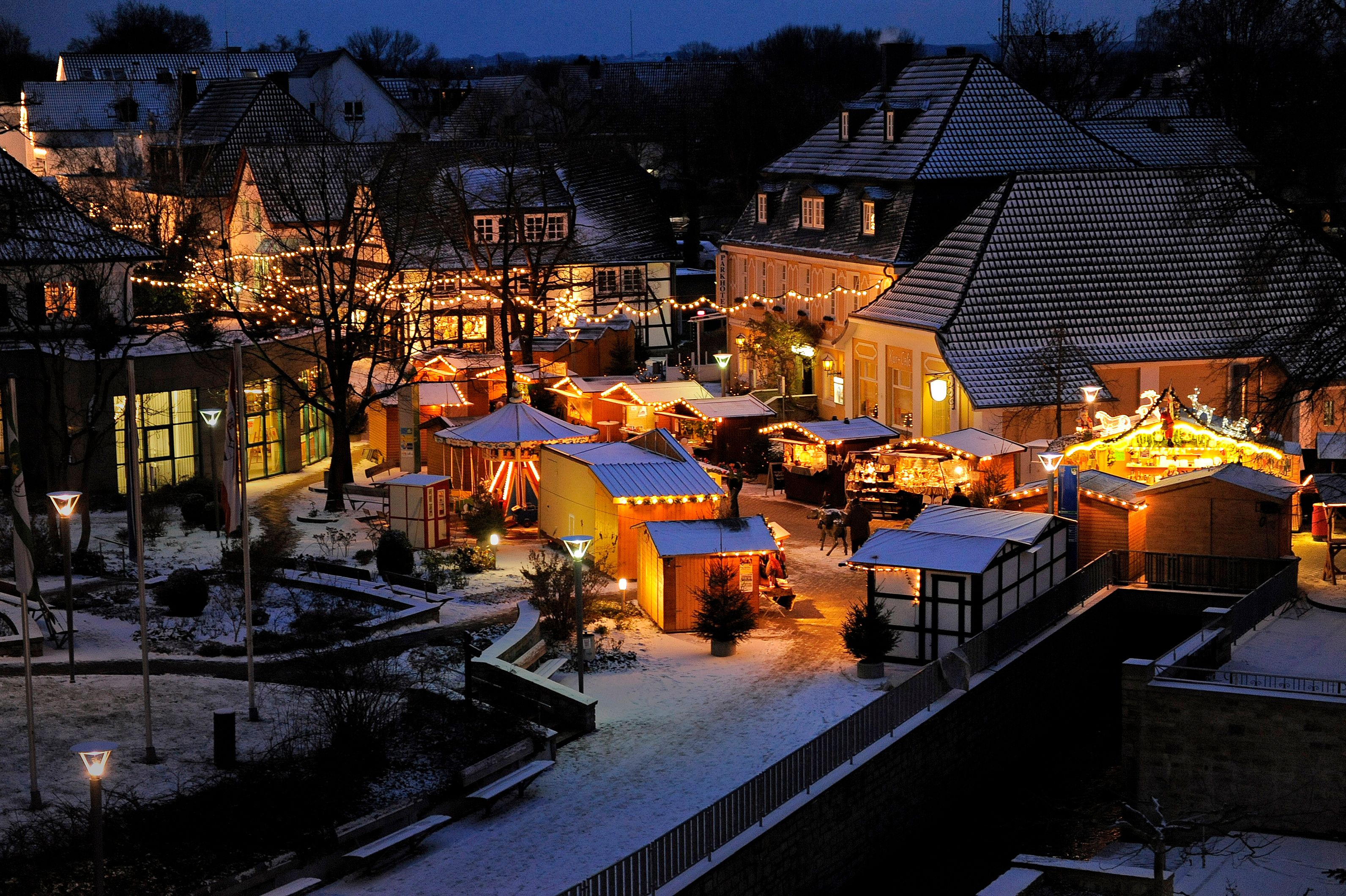 Illuminated stalls and snow-covered roofs create a festive atmosphere in Bad Sassendorf.