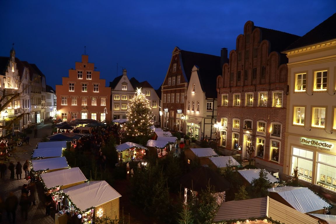 Blick auf den Warendorfer Marktplatz mit Buden des Weihnachtswäldchens