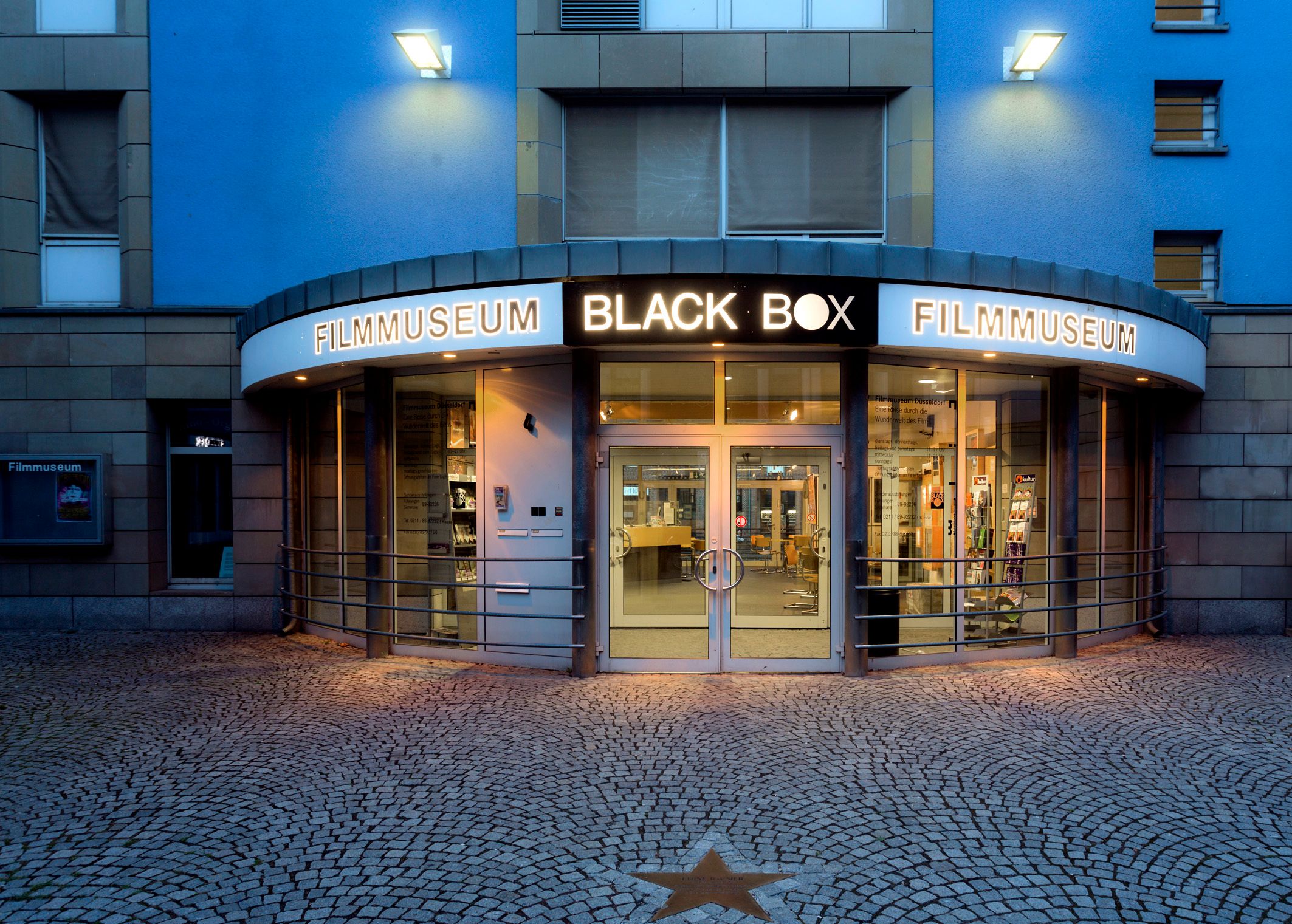 Filmmuseum außen Dämmerung (Blaue Stunde)