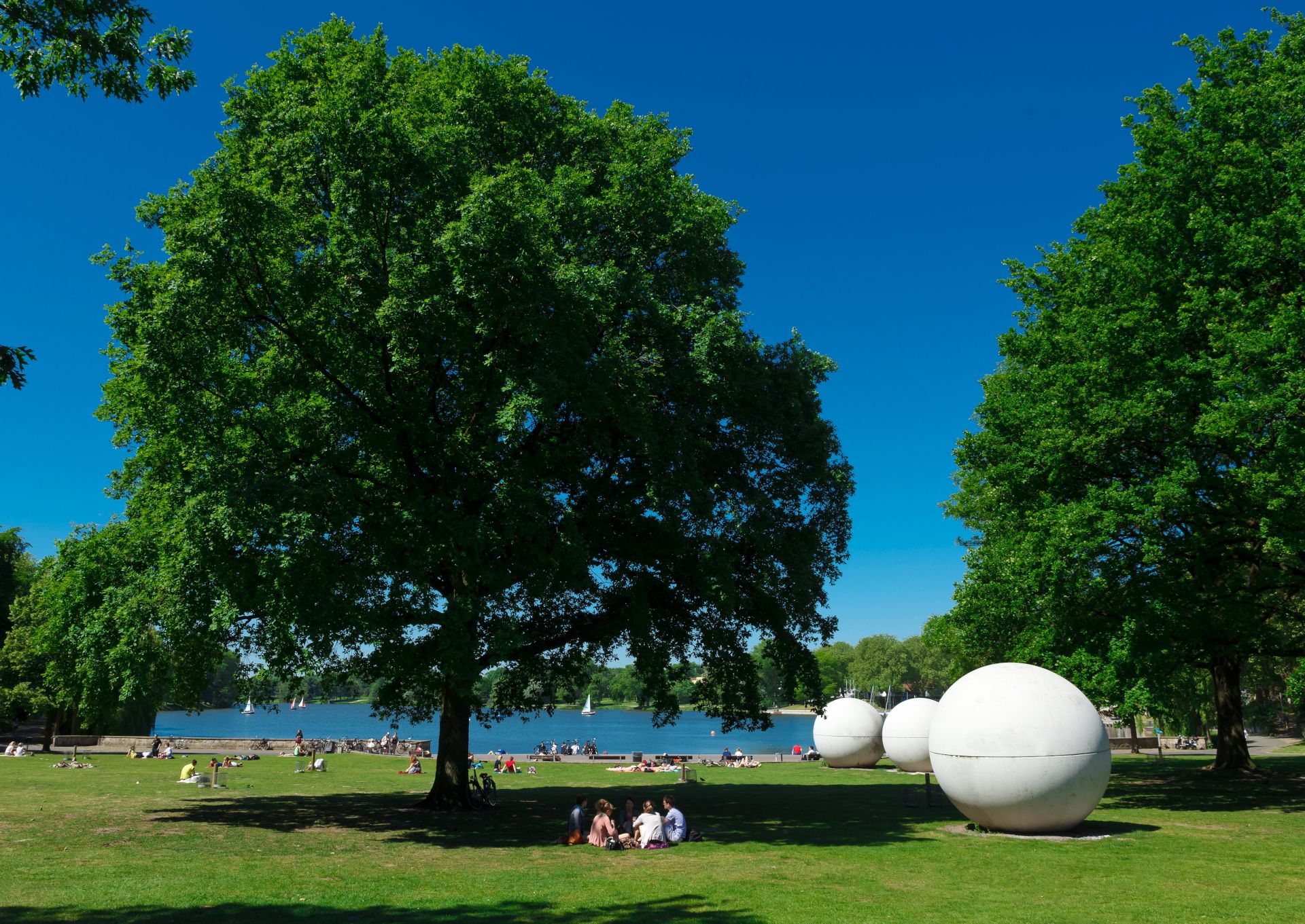 Next to Claes Oldenburg's "Giant Pool Balls", a picnic at the Aasee is twice as nice