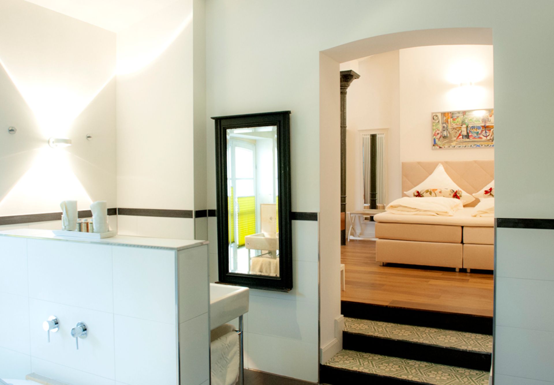 Five rooms are available for overnight stays in the former estate of Flamersheim Castle.