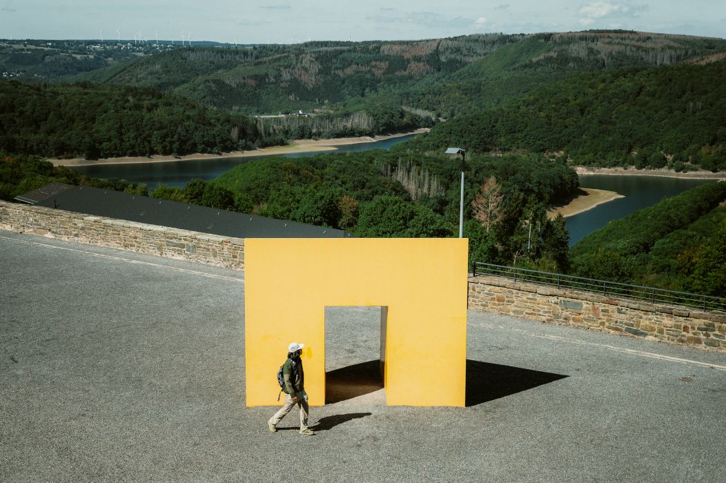The design agency Büro Müller-Rieger is building a bridge to the future with yellow signs on the Vogelsang IP site. A large gate is part of it