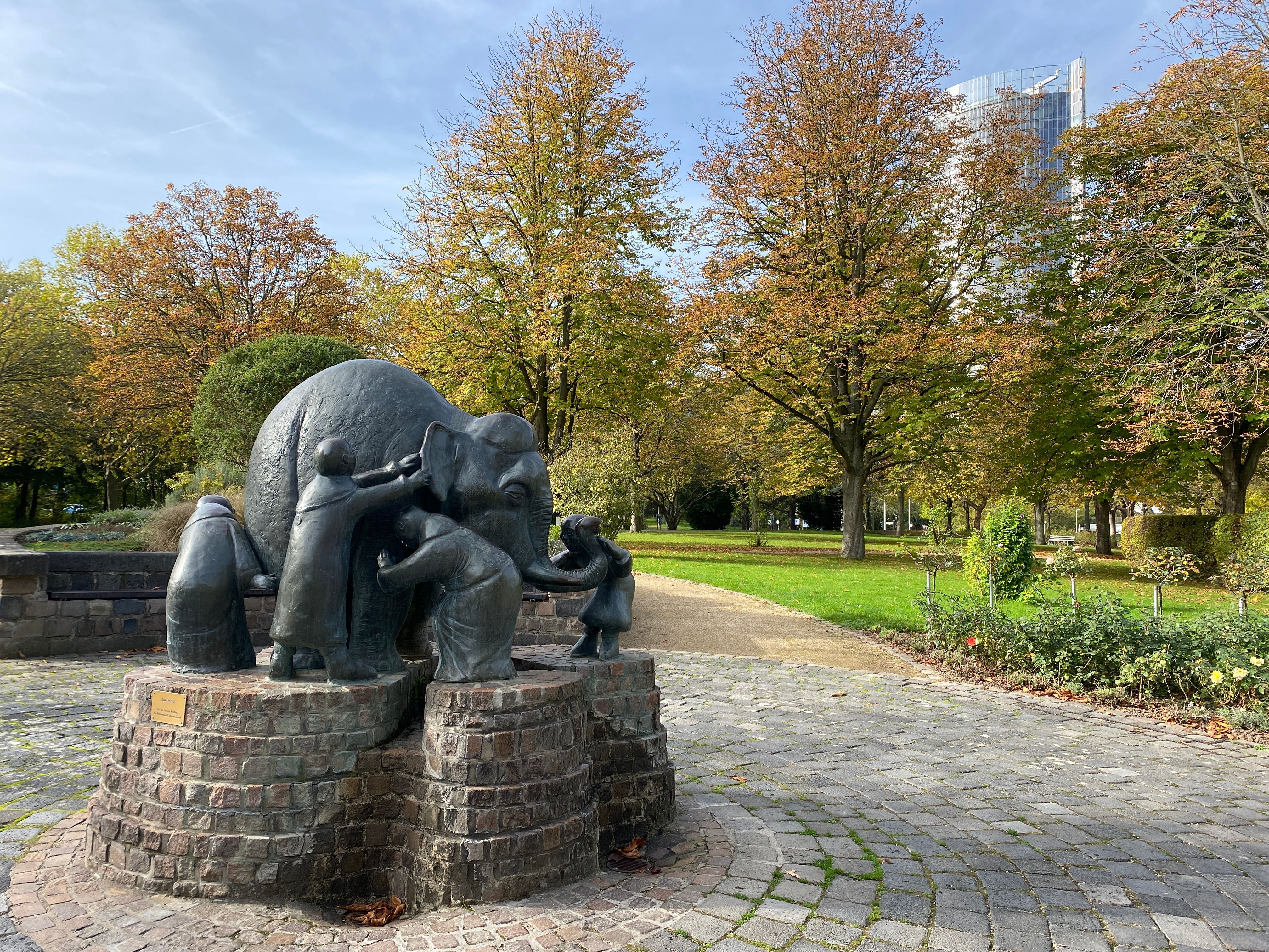 With its bronze elephant fountain and over 30 plant varieties, the garden for the blind is a special attraction in the Rheinaue Bonn leisure park