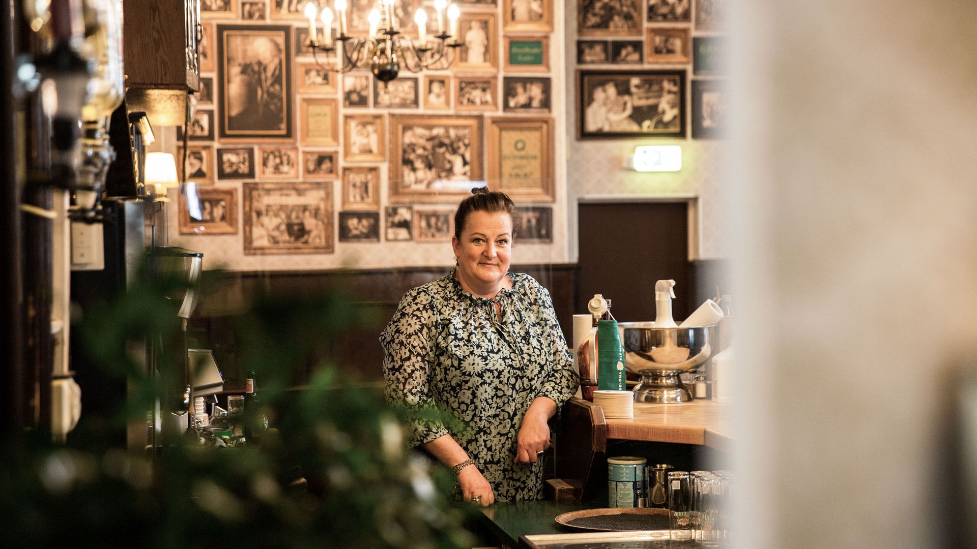 Maureen Wolf behind the counter of her restaurant in Cologne, © Holger Hage, Tourismus NRW e.V.