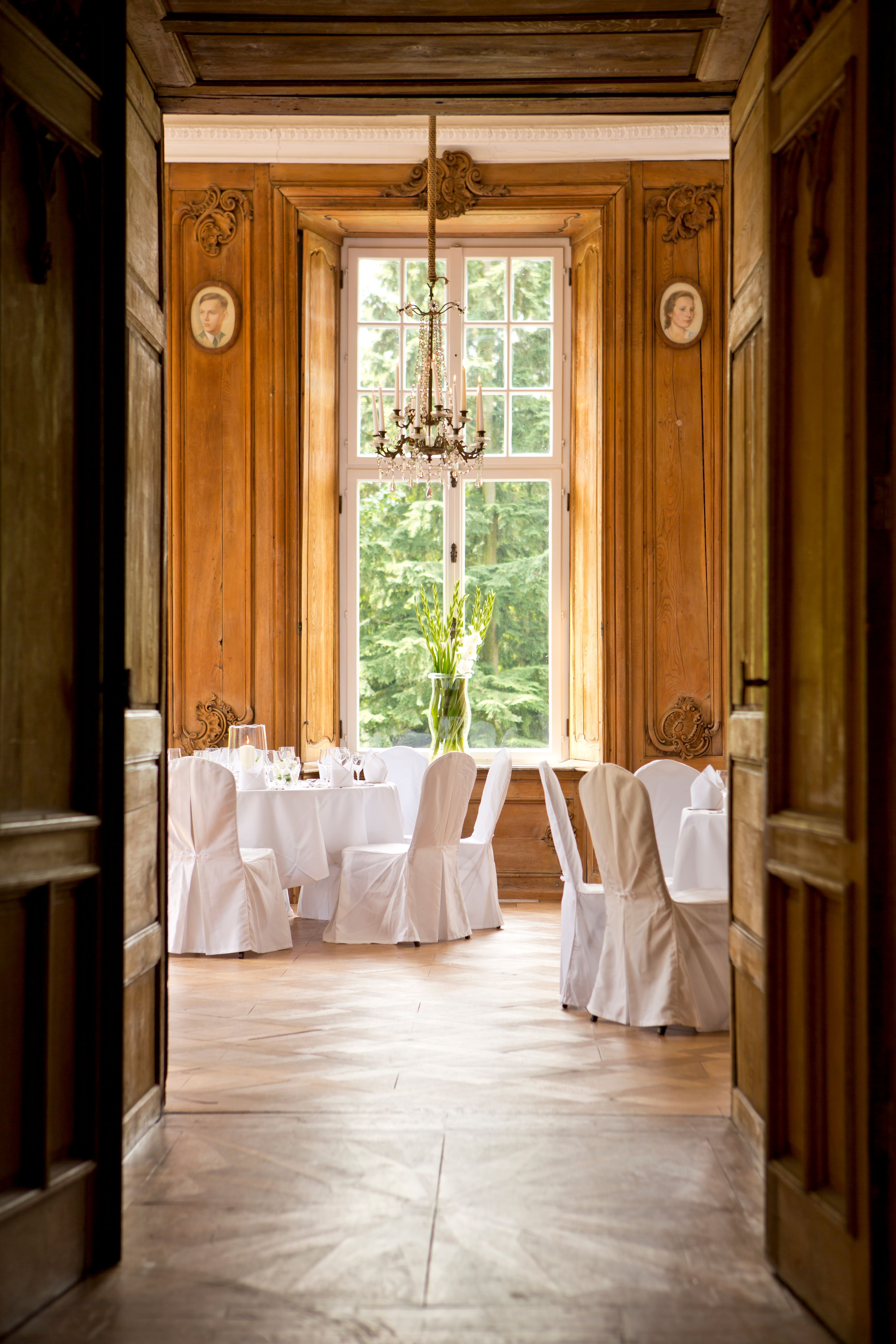 The tables in the dining room at Schloss Wissen are festively laid.