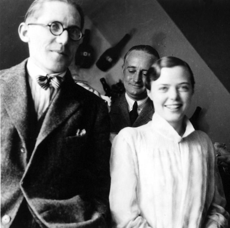 Portrait of Charlotte Perriand (r.) with Le Corbusier (l.) and Pierre Jeanneret, 1928