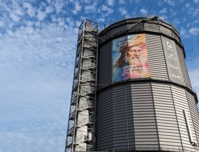 The Wuppertal gas tank can be seen from afar. A poster shows the current special exhibition, © Tourismus NRW e. V.