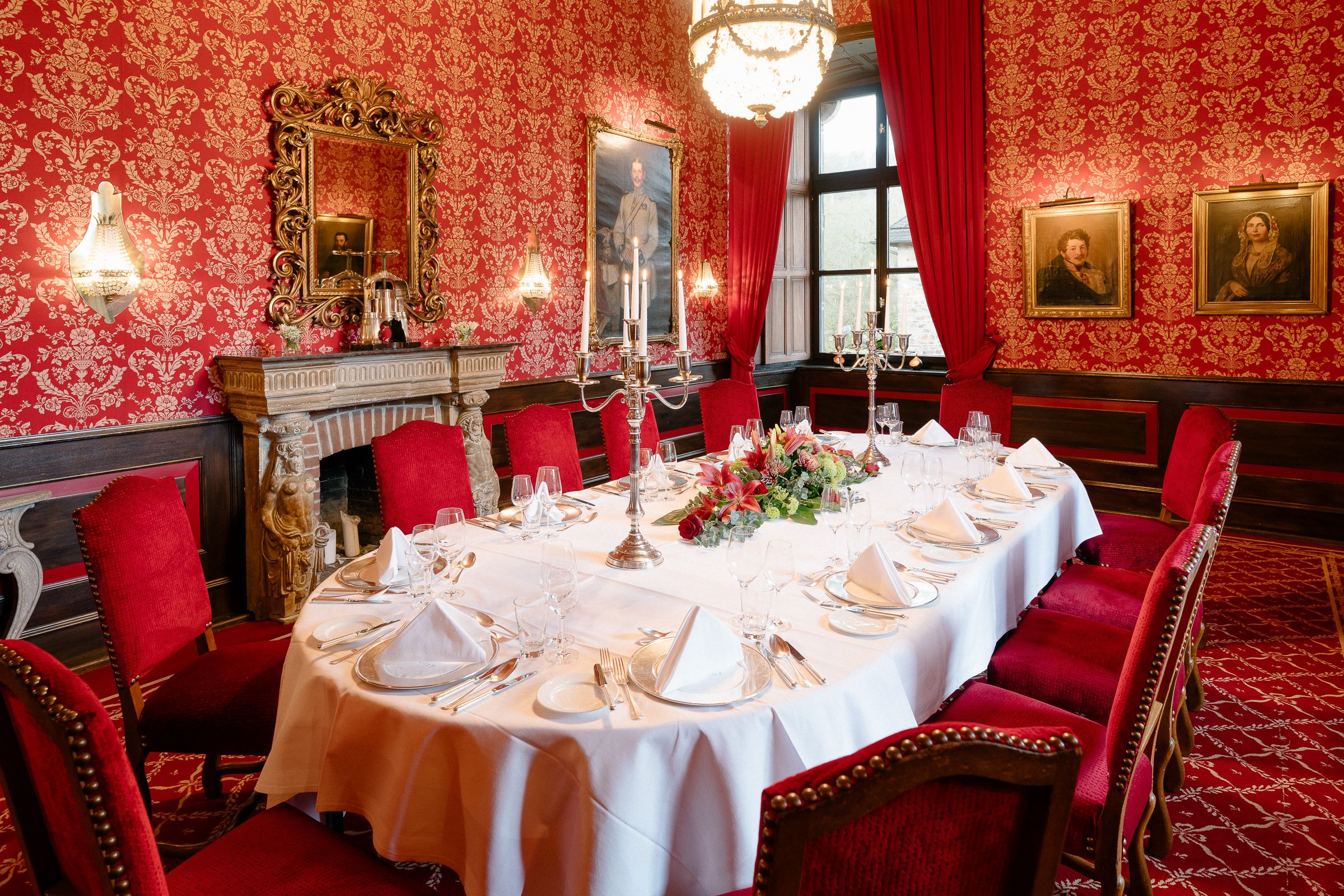 In the restaurants, ballrooms and salons, gourmets dine in rooms that combine historical style elements with contemporary architectural art