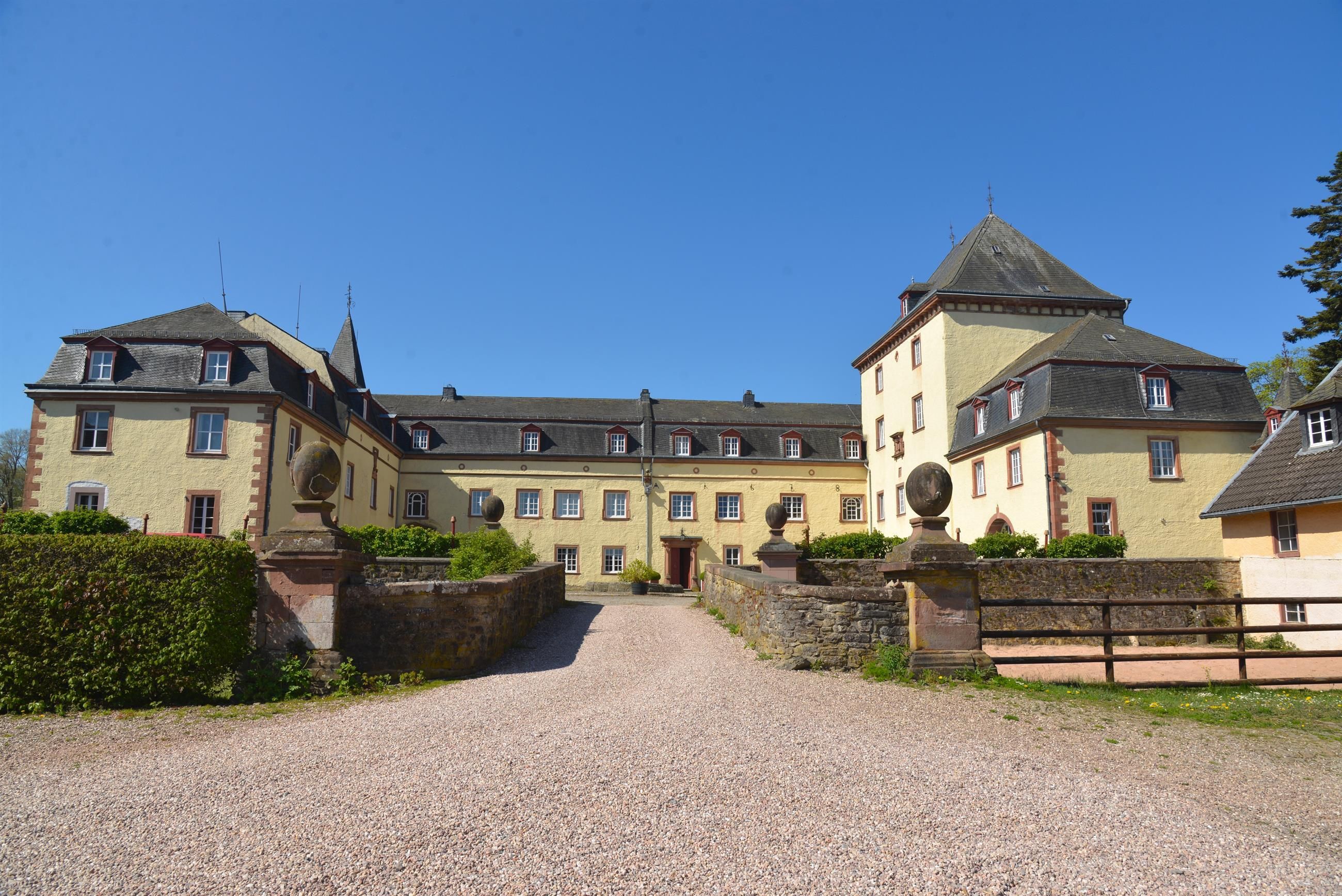 Front view of Schmidtheim Castle