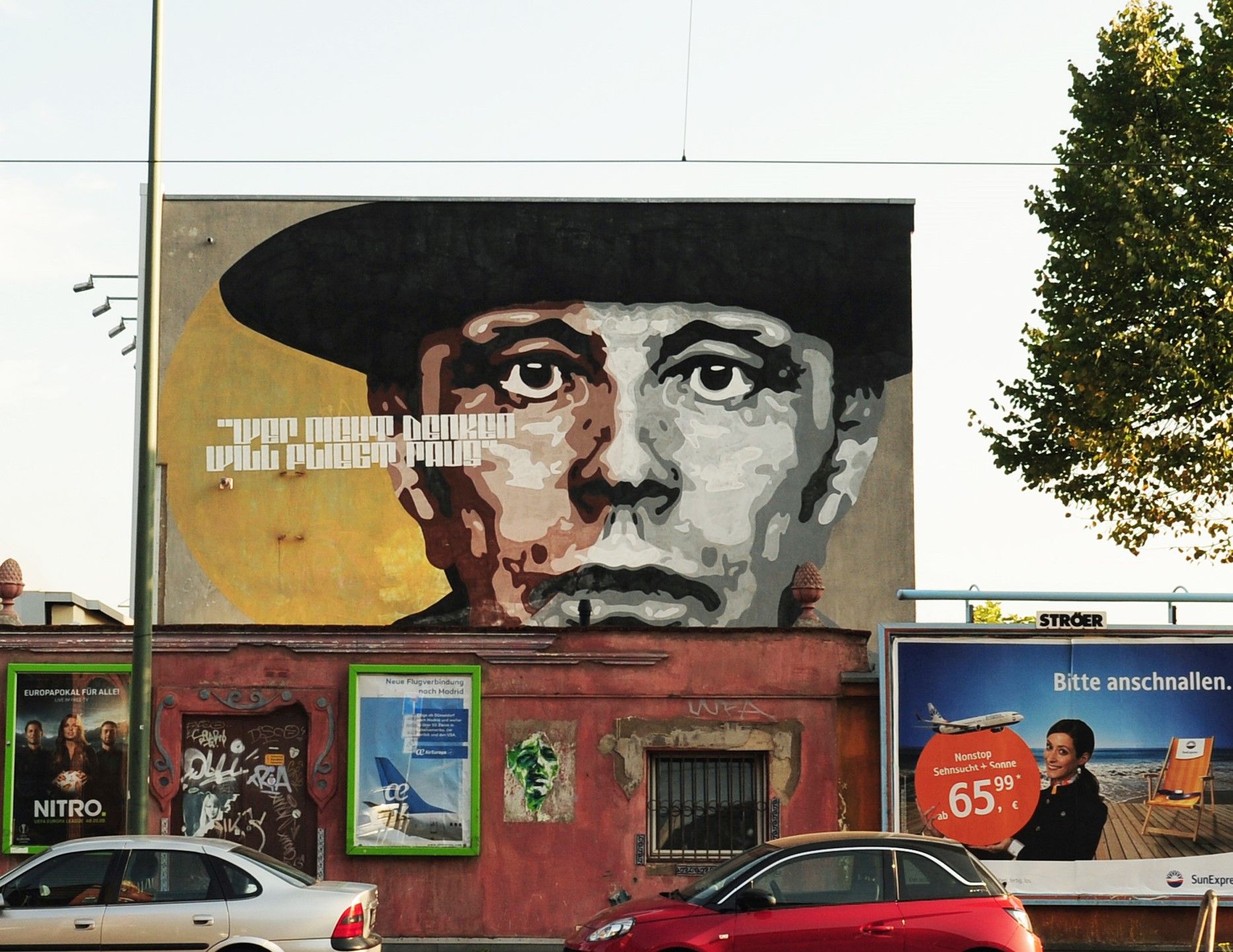 Visit Düsseldorf, Simone Stammen, Wandgemälde von Orticanoodles in Düsseldorf zeigt Portrait von Joseph Beuys