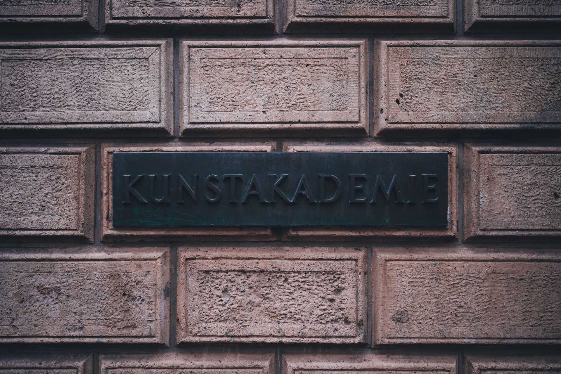 Johannes Höhn, Tourismus NRW e.V., Schild "Kunstakademie" an Fassade in Düsseldorf