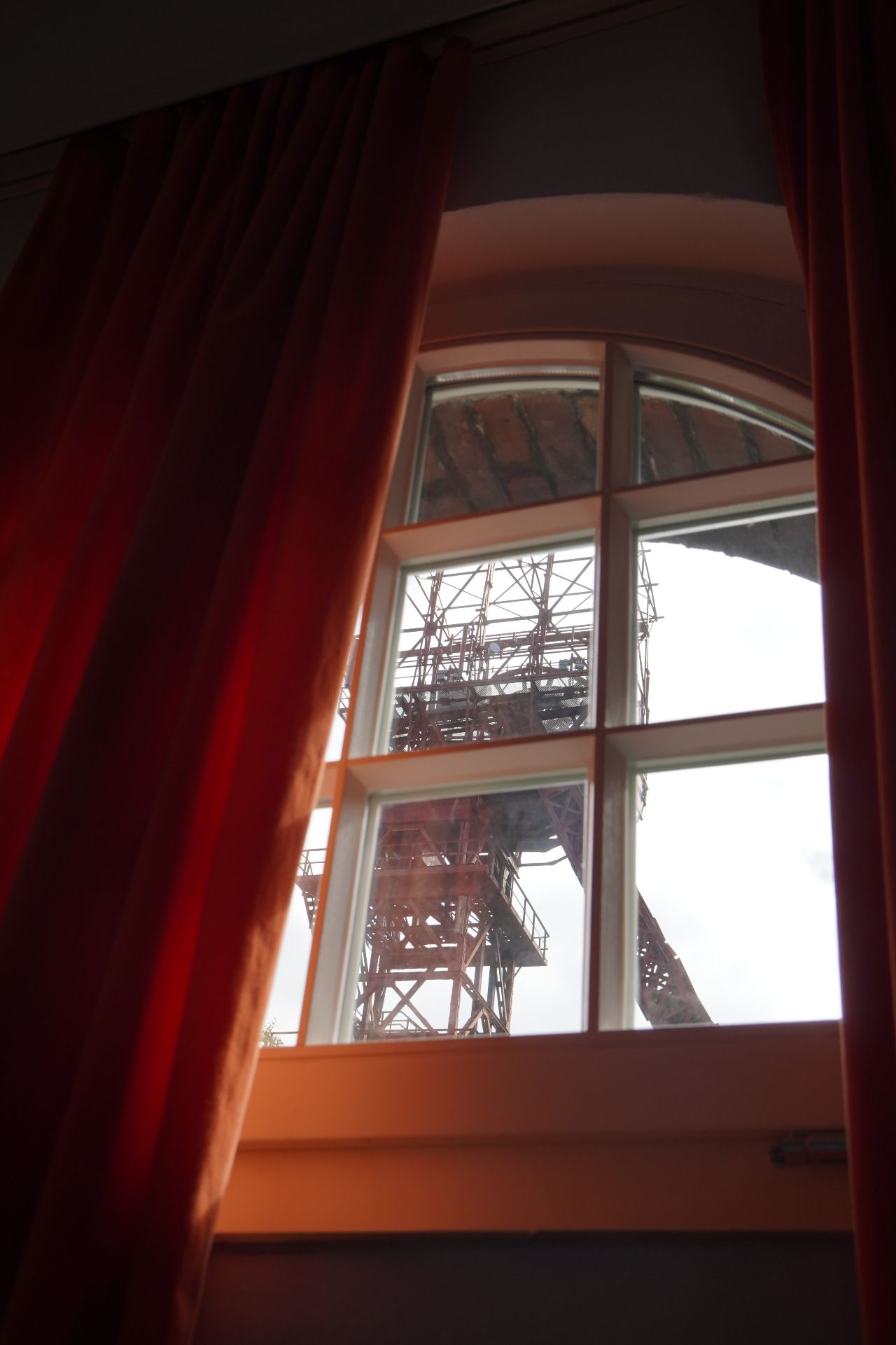 Jule Wagner, Through the window of the Alte Lohnhalle hotel, you can see the coal mine