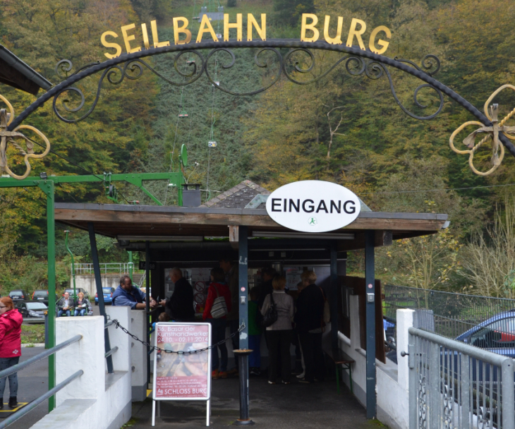 Mit der ältesten Doppelsesselbahn Deutschlands gelangen Gäste vom Ortsteil Unterburg bis nach Oberburg und zurück, © Tourismus NRW e.V.