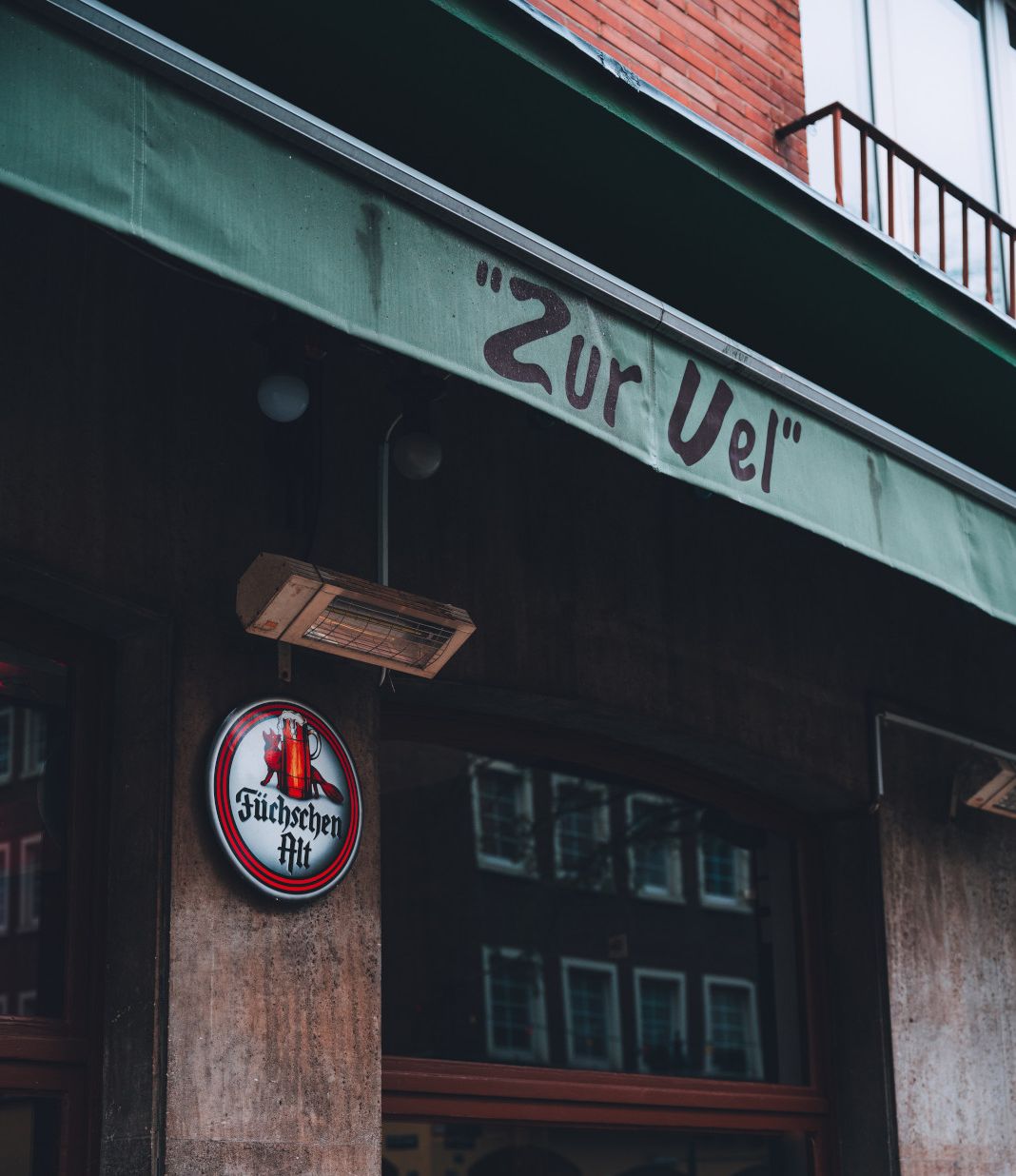 Johannes Höhn, Tourismus NRW e.V., Außenansicht der Kneipe "Zur Uel" in Düsseldorfer Altstadt