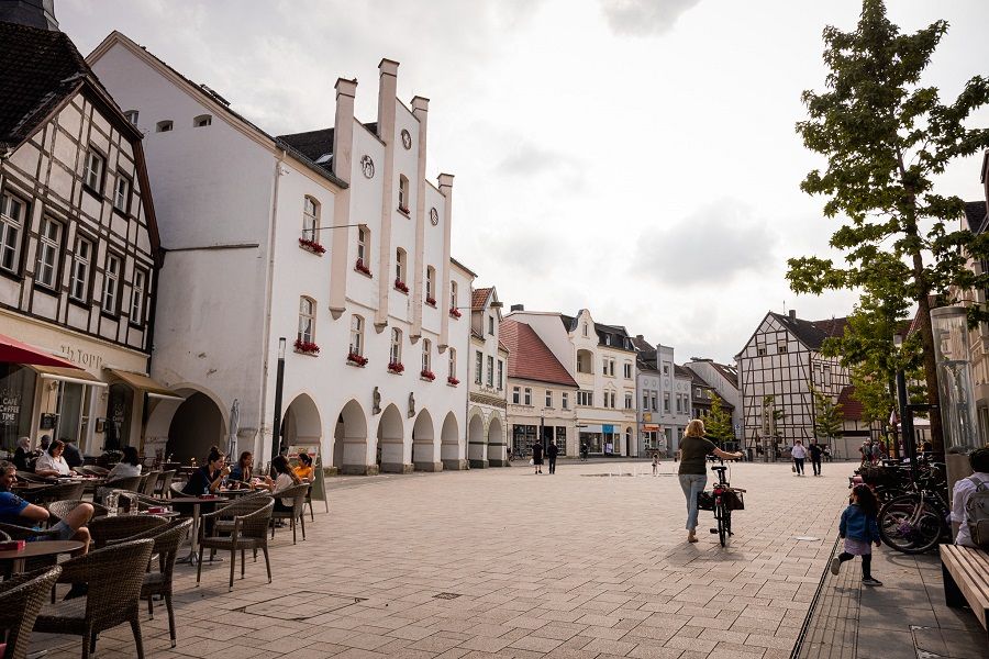 Town square in Beckum with historic half-timbered houses.