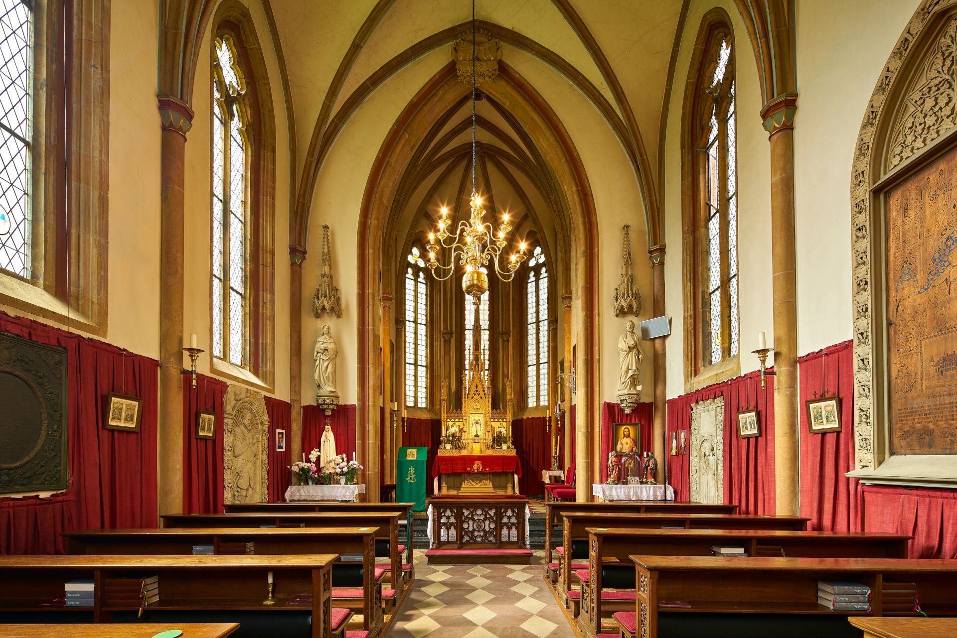Guests can reflect in the chapel of Haus Assen. The castle is a spiritual centre and a meeting place.