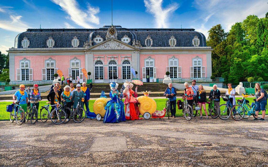 Cyclists meet various action groups on the Movimento musical bike tour
