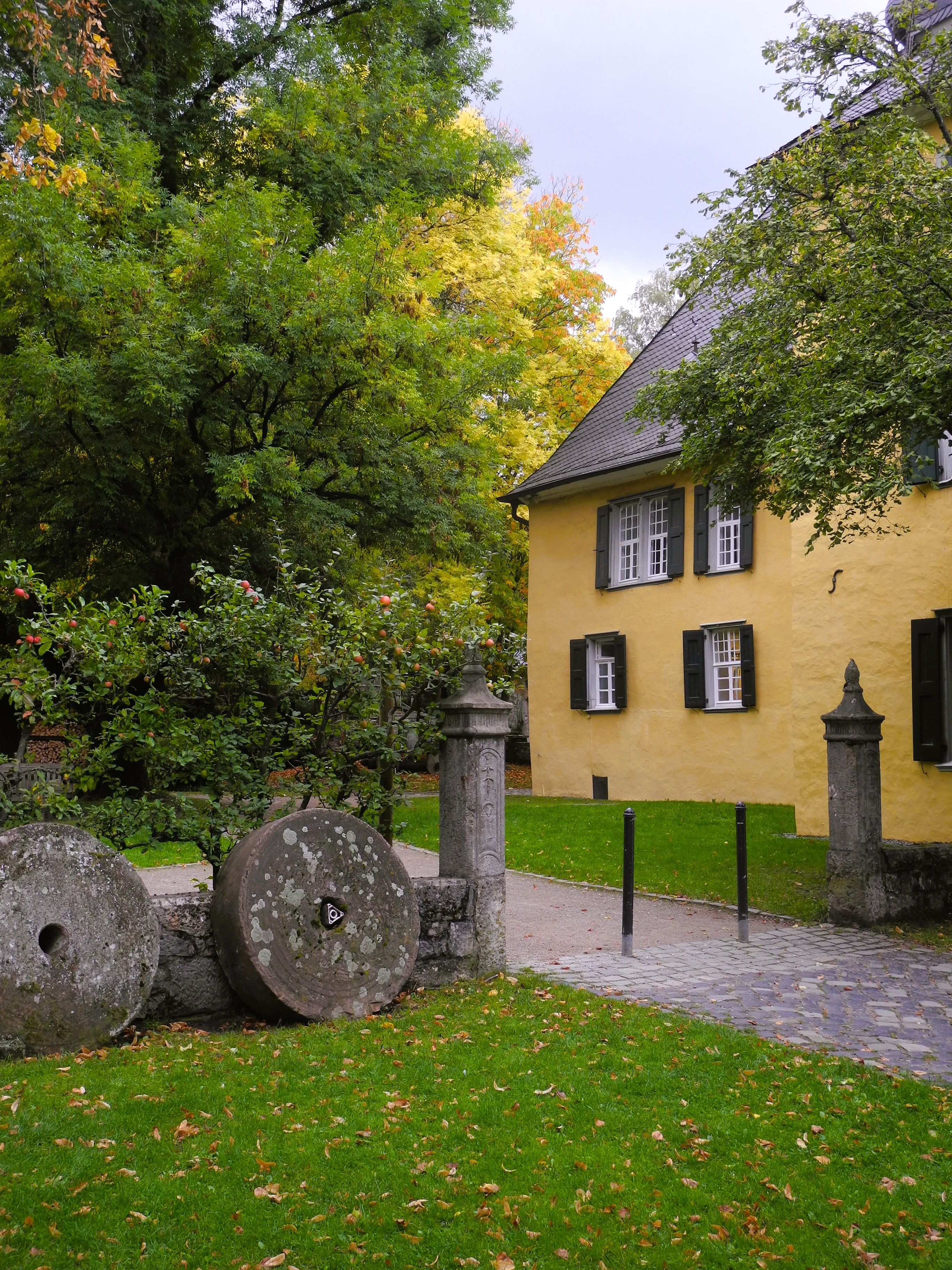 Paths on the castle grounds connect the main house, the barn, the studio building, the stable, the servants' house, the mill tower and a half-timbered house