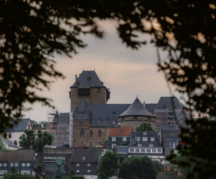 Der Bergfried von Schloss Burg ist bereits von Weitem zu sehen, © Johannes Höhn