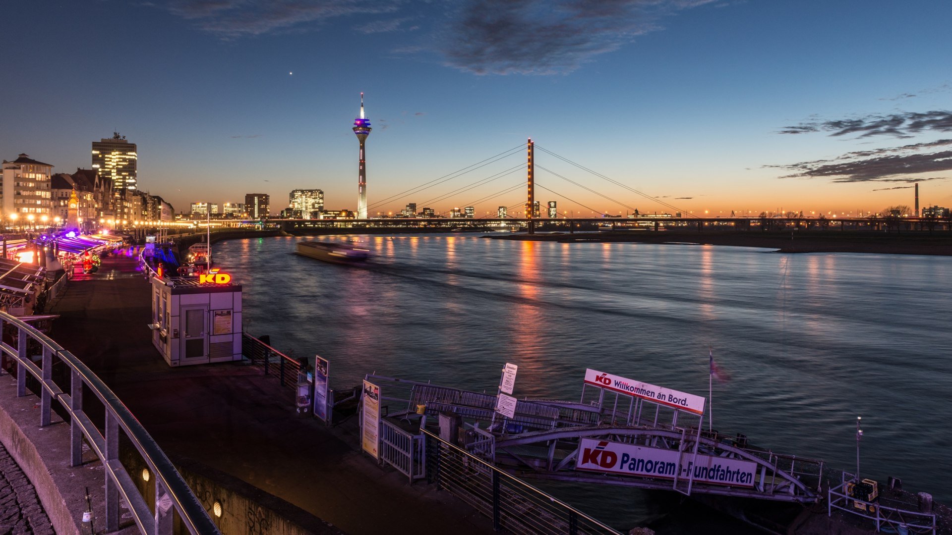 The view of the Rhine in the evening is breathtaking., © Düsseldorf Tourismus GmbH, Andreas Jung