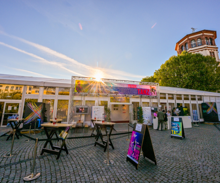 The large theater tent of the Düsseldorf Festival can be found on the Burgplatz, © Michael Lübke, Düsseldorf Festival