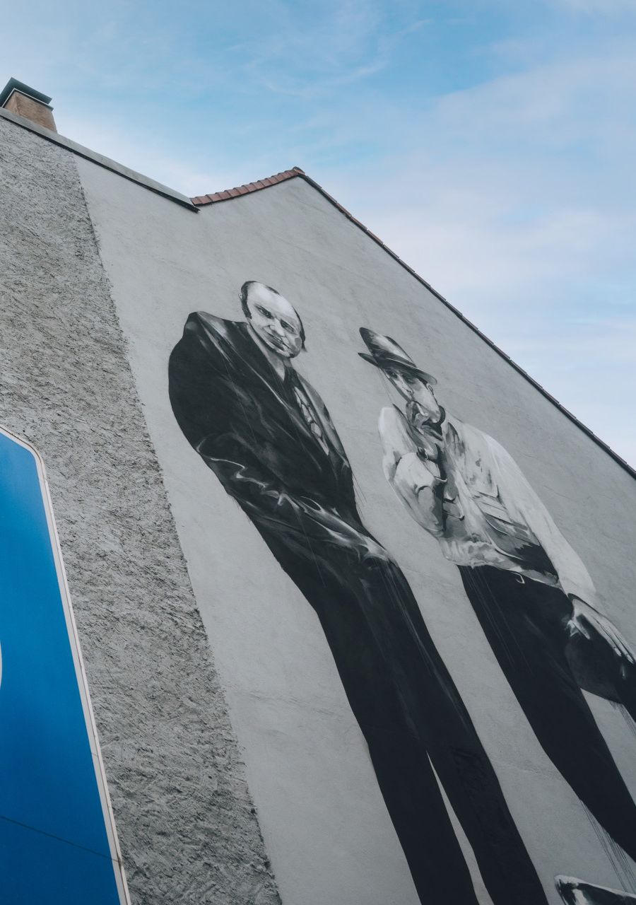 Wandbild an Fassade in Mönchengladbach zeigt zwei Männer 