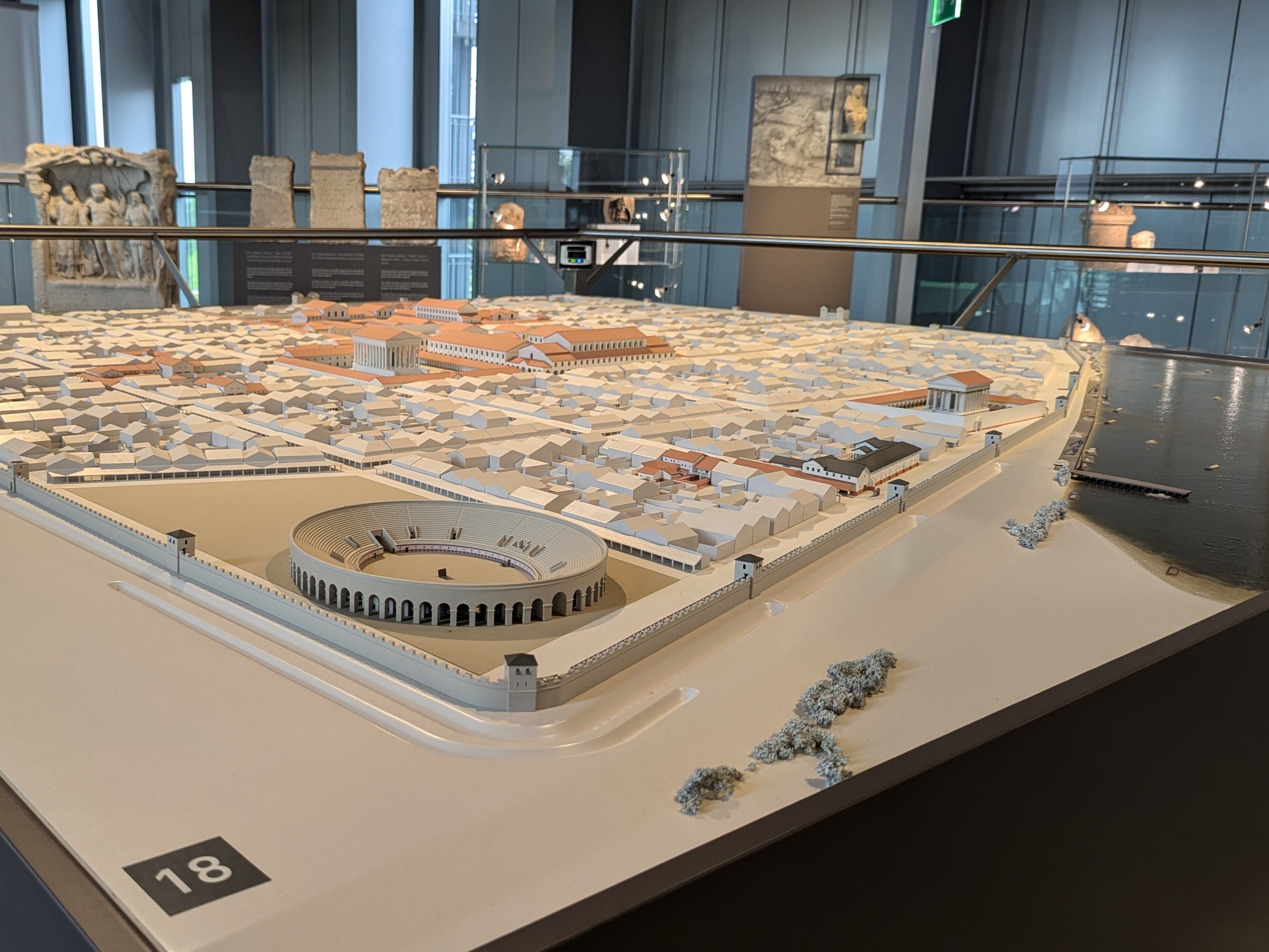 The model of Colonia Ulpia Traiana in the LVR-RömerMuseum illustrates where which buildings stood in Roman times.