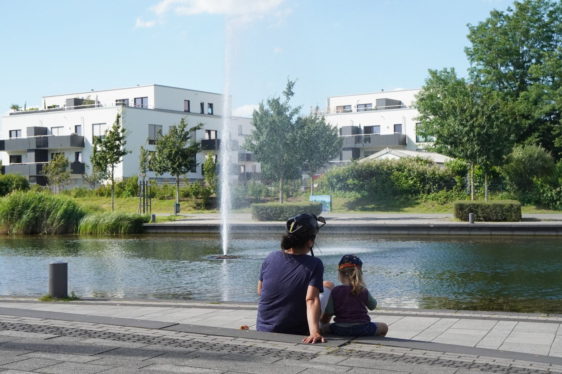 Jule Wagner, Woman and child take a break at Niederfeldsee in Essen