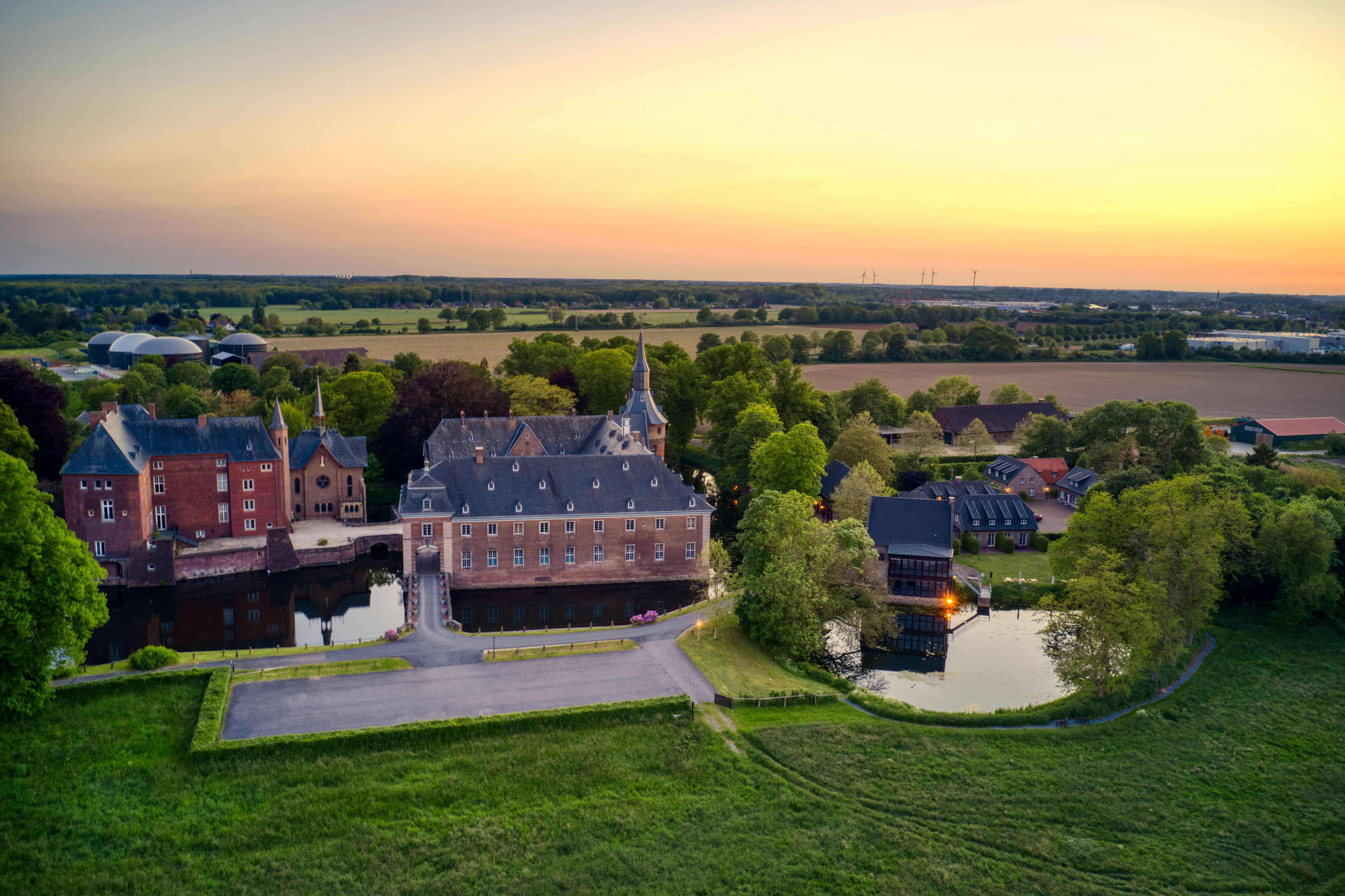 Wissen Castle and the park are illuminated by the evening sun.