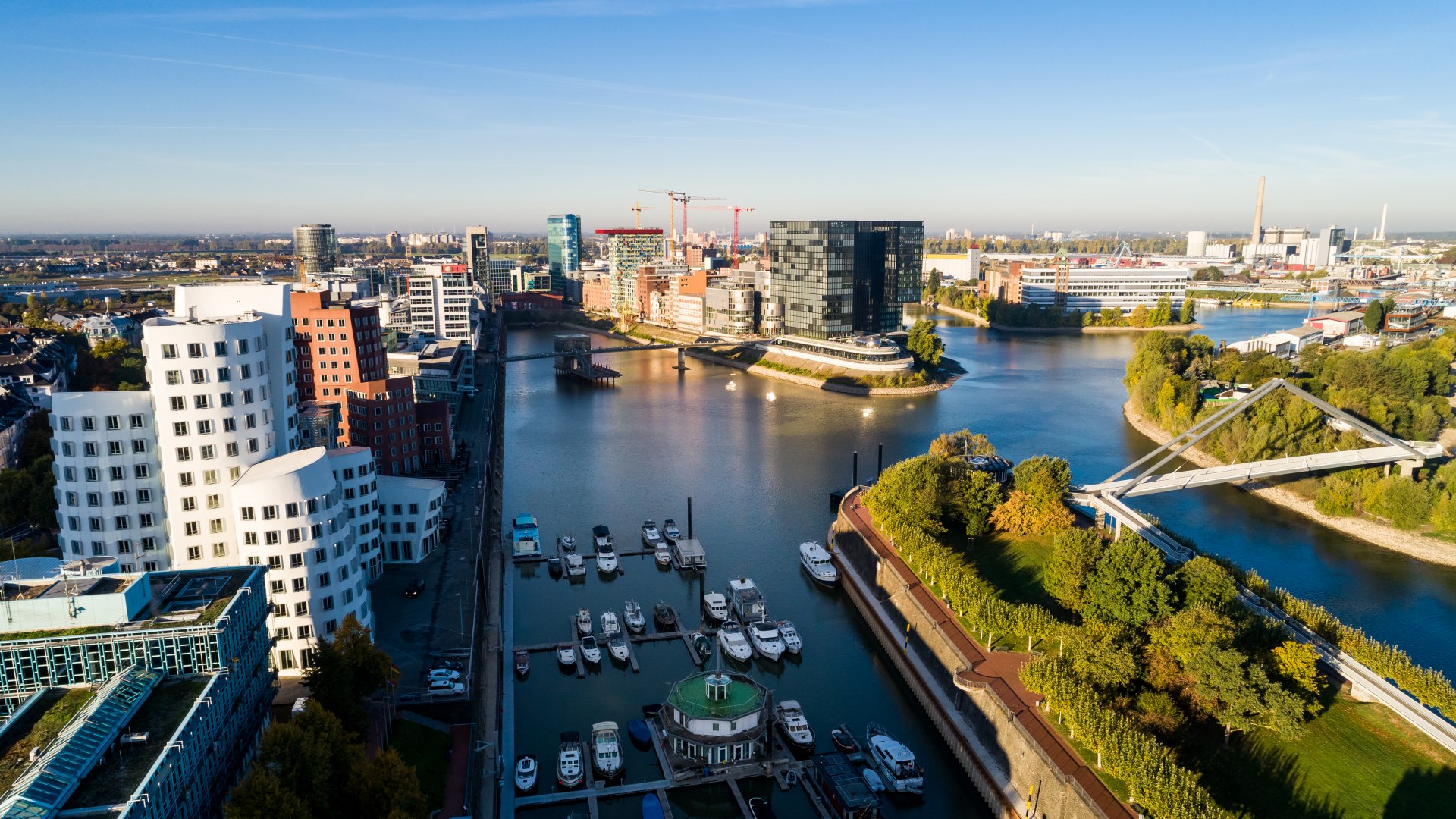 The Medienhafen in Düsseldorf with the famous Gehry
architecture., © Tourismus NRW e.V.