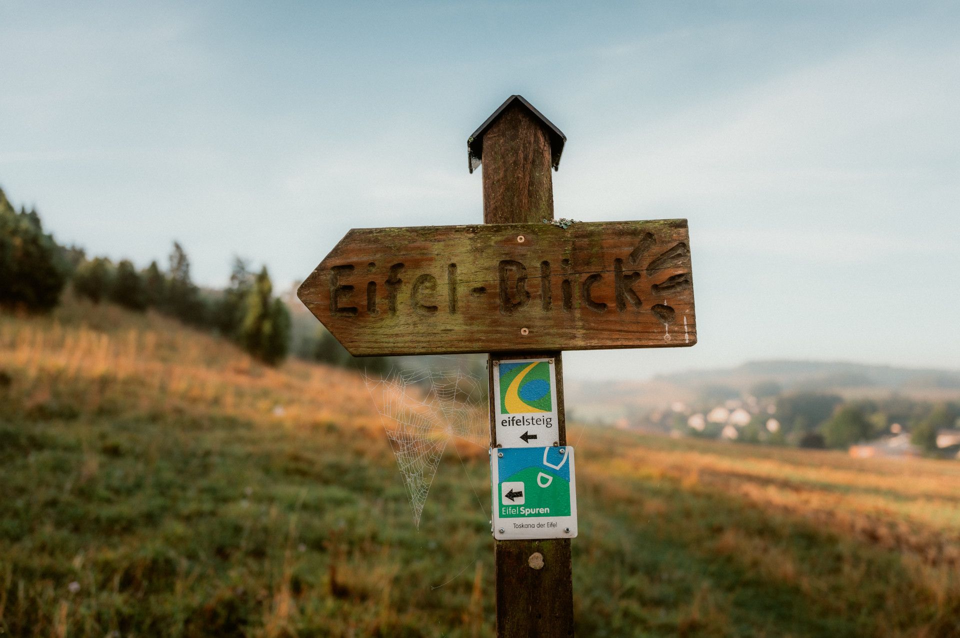 Calvary Alendorf signpost © Johannes Höhn, Tourismus NRW e.V.