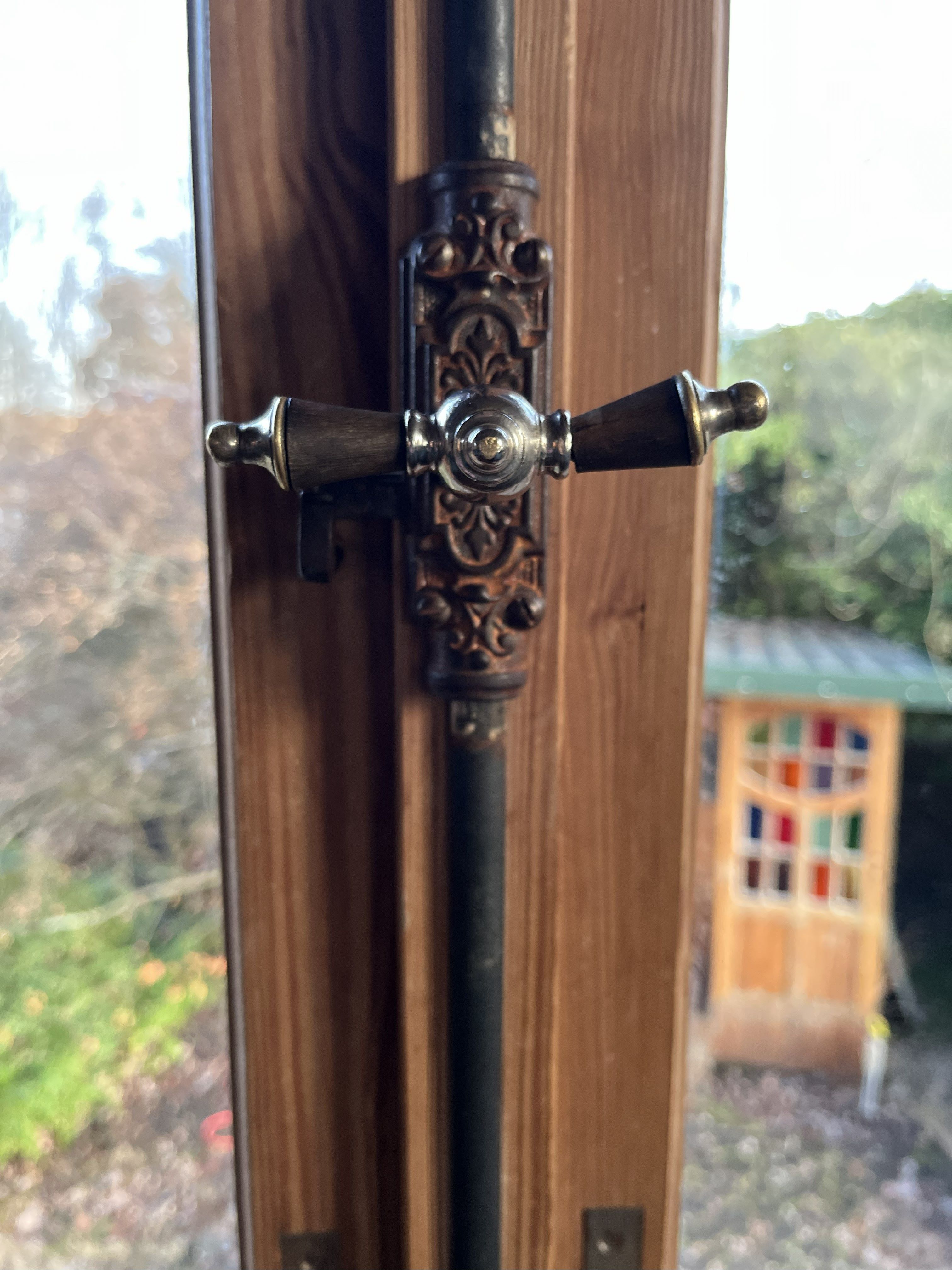 Silke Dames, Tourismus NRW e.V., Fenstergriff im Baumhaus