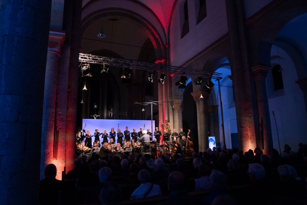 The Rheinische Kantorei performs by candlelight at Knechtsteden Abbey
