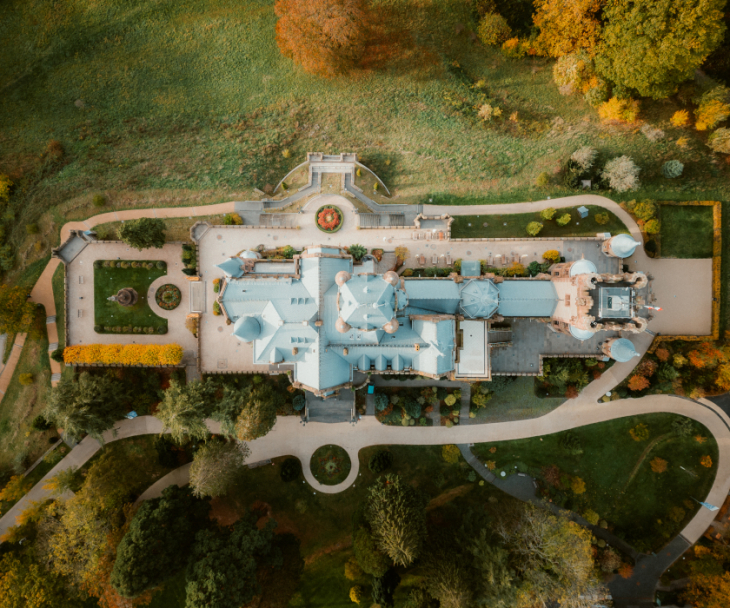 In der Vogelperspektive werden die Dimensionen des Schlosses Drachenburg deutlich, © Johannes Höhn