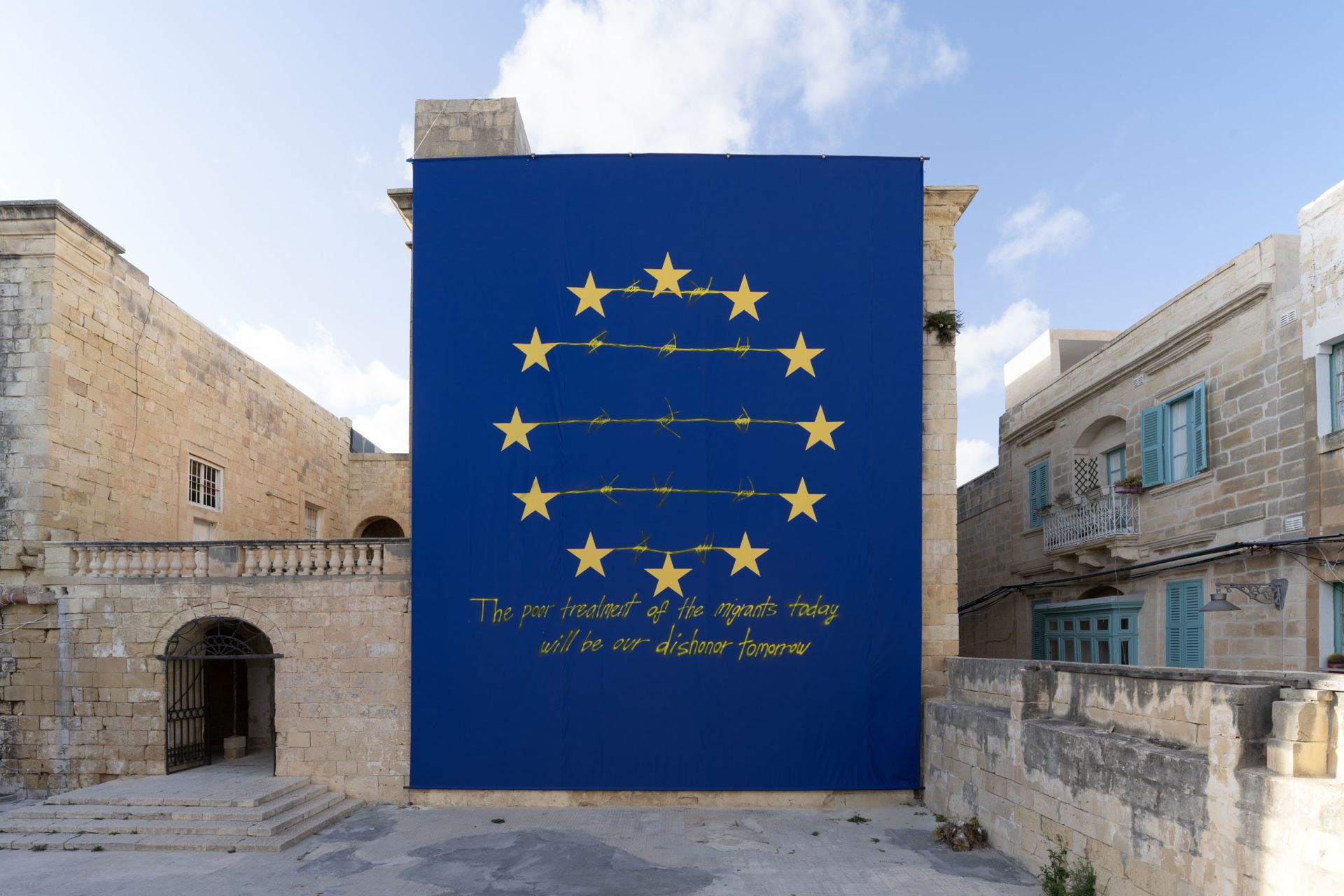 Tania Brugueras’ modified European flag at the 2024 Malta Biennale connects the stars with barbed wire. The symbol of unity thus serves as a reminder of the suffering of migrants in the Mediterranean region.
