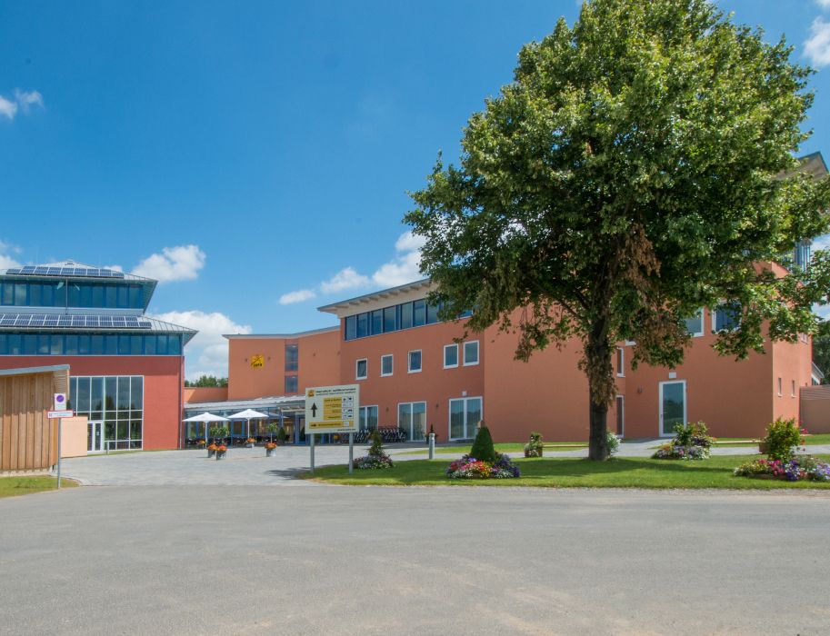 To Page JUFA Hotel Jülich im Brückenkopf-Park***