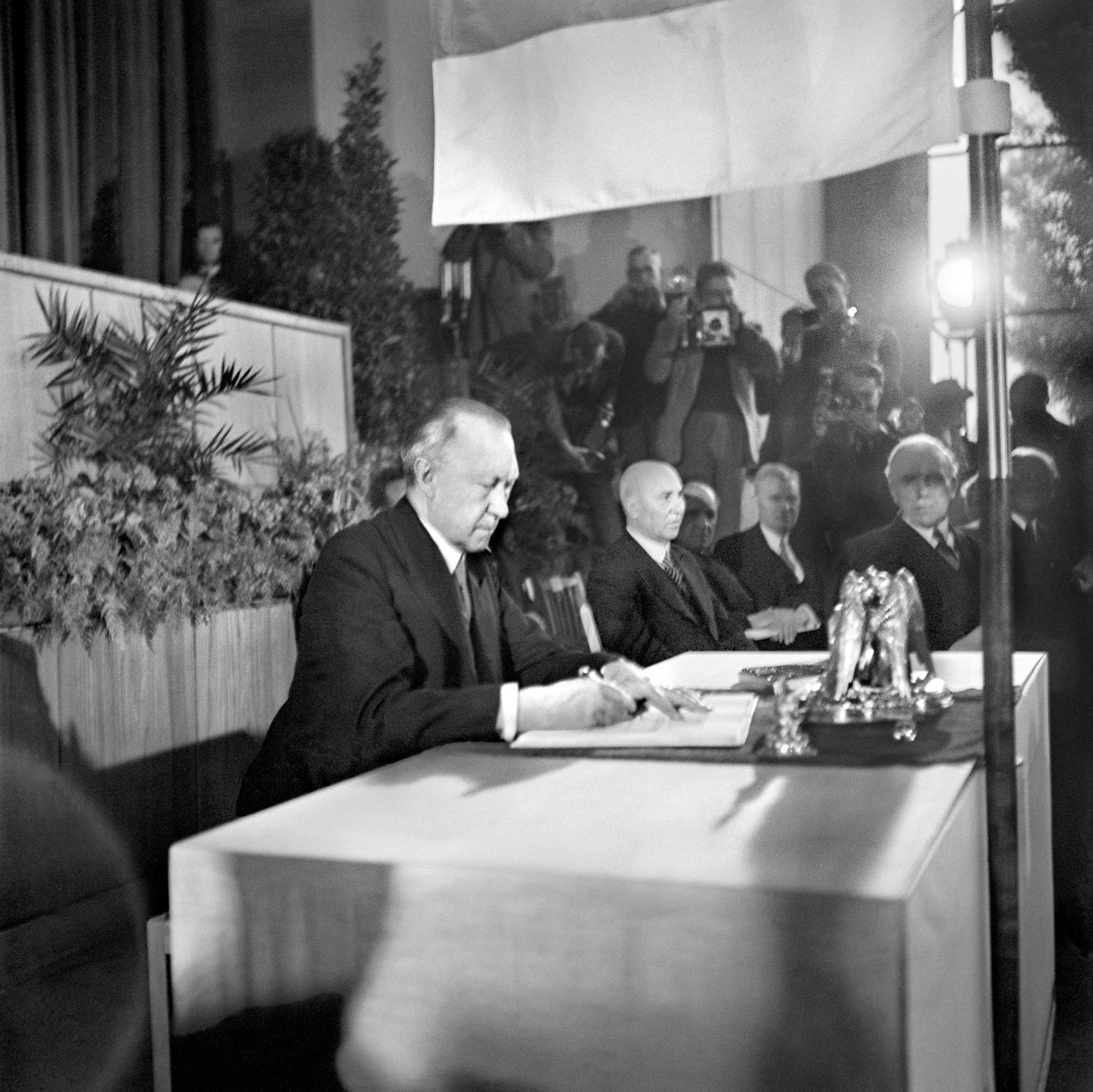 As President of the Parliamentary Council, the future Federal Chancellor Konrad Adenauer (CDU) is the first to sign the Basic Law on May 23, 1949, Photo: Erna Wagner-Hehmke
