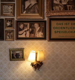 Fotowand in der Gaststätte Bei Oma Kleinmann in Köln, © Tourismus NRW e.V., Foto Holger Hage