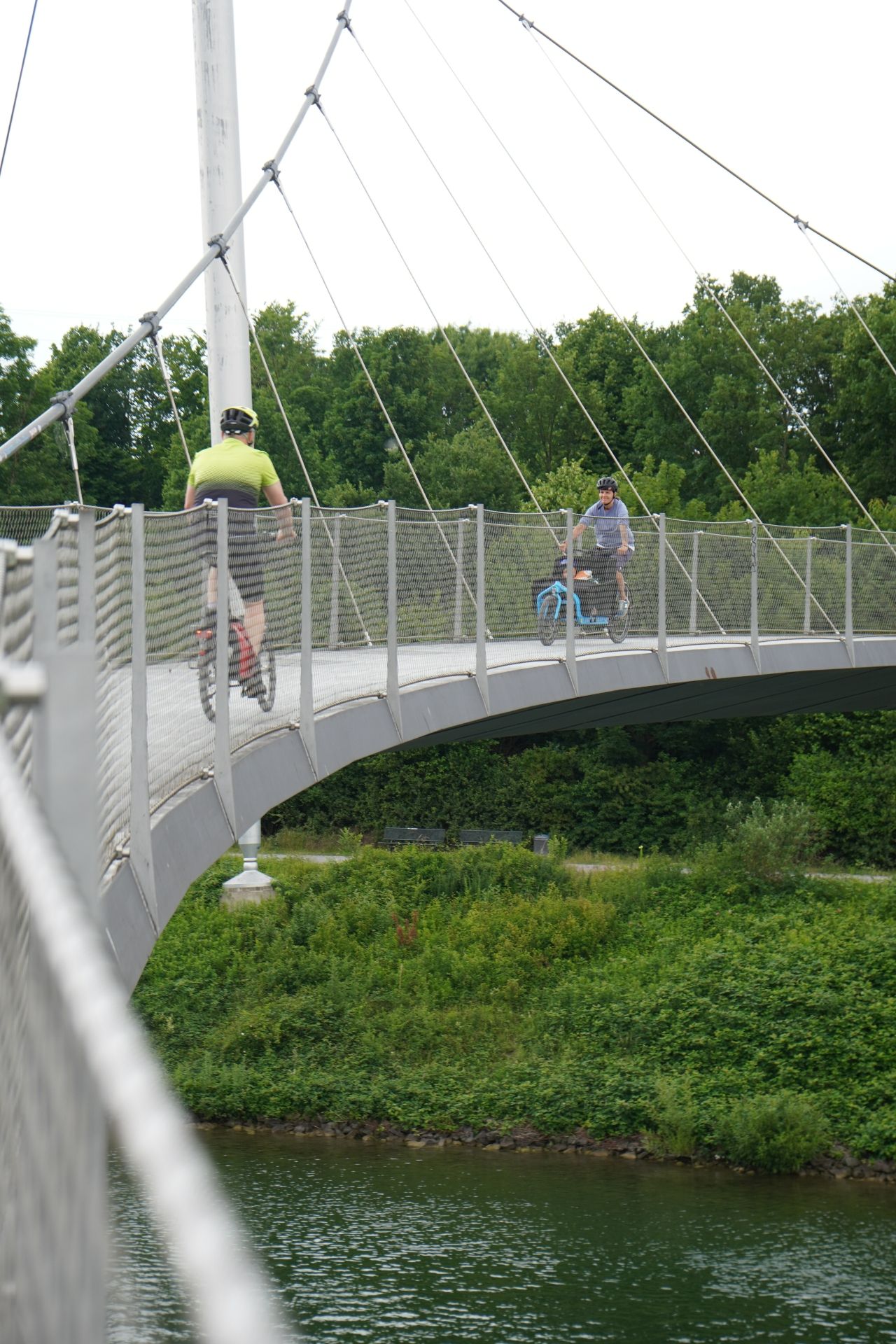 Cyclists are riding along the Grimberger Sichel cycle path in Gelsenkirchen