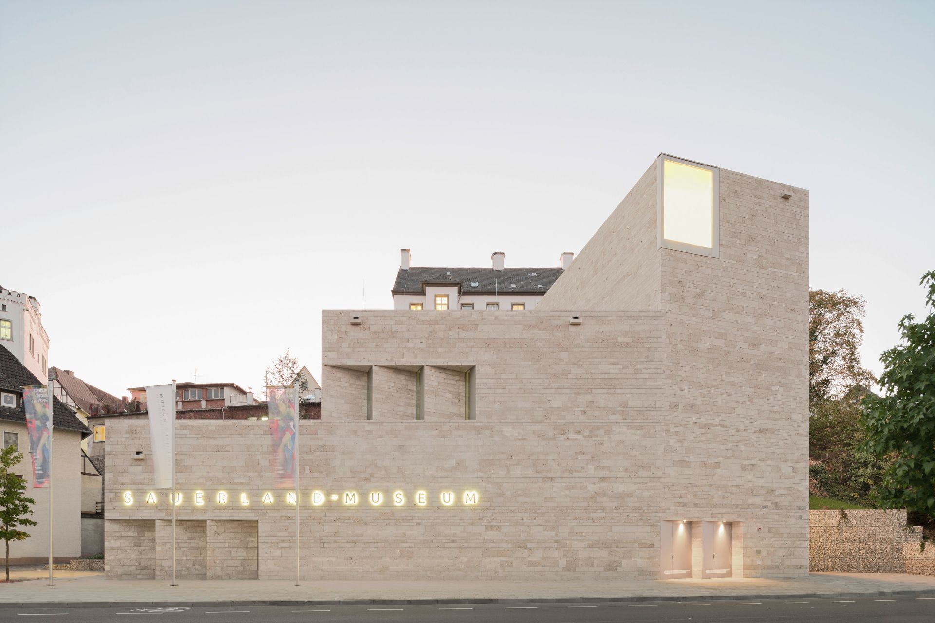 The museum extension has provided space for special exhibitions since 2019. Three cube-shaped floors are gracefully embedded in the beautiful Arnsberg landscape on the edge of the slope facing Ruhrstrasse