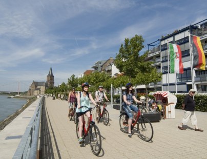 Am Niederrhein bieten sich Promenaden zu gemütlichen Radtouren an, © Niederrhein Tourismus GmbH