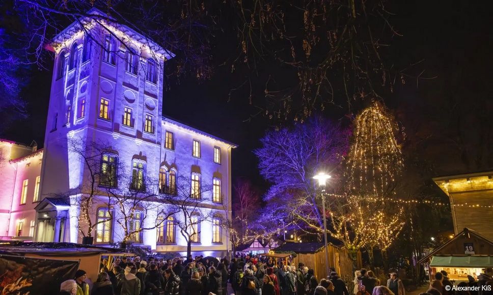 The lights at the Christmas market in Kreuztal are particularly beautiful at night.